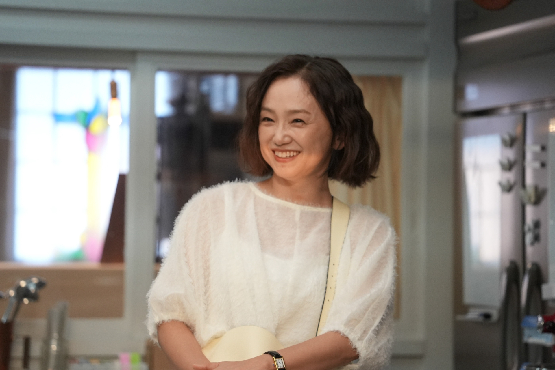 白井葵(蓮佛美沙子)の前に台風のごとく現れたおばちゃん・佐渡谷真奈美(永作博美)©NHK