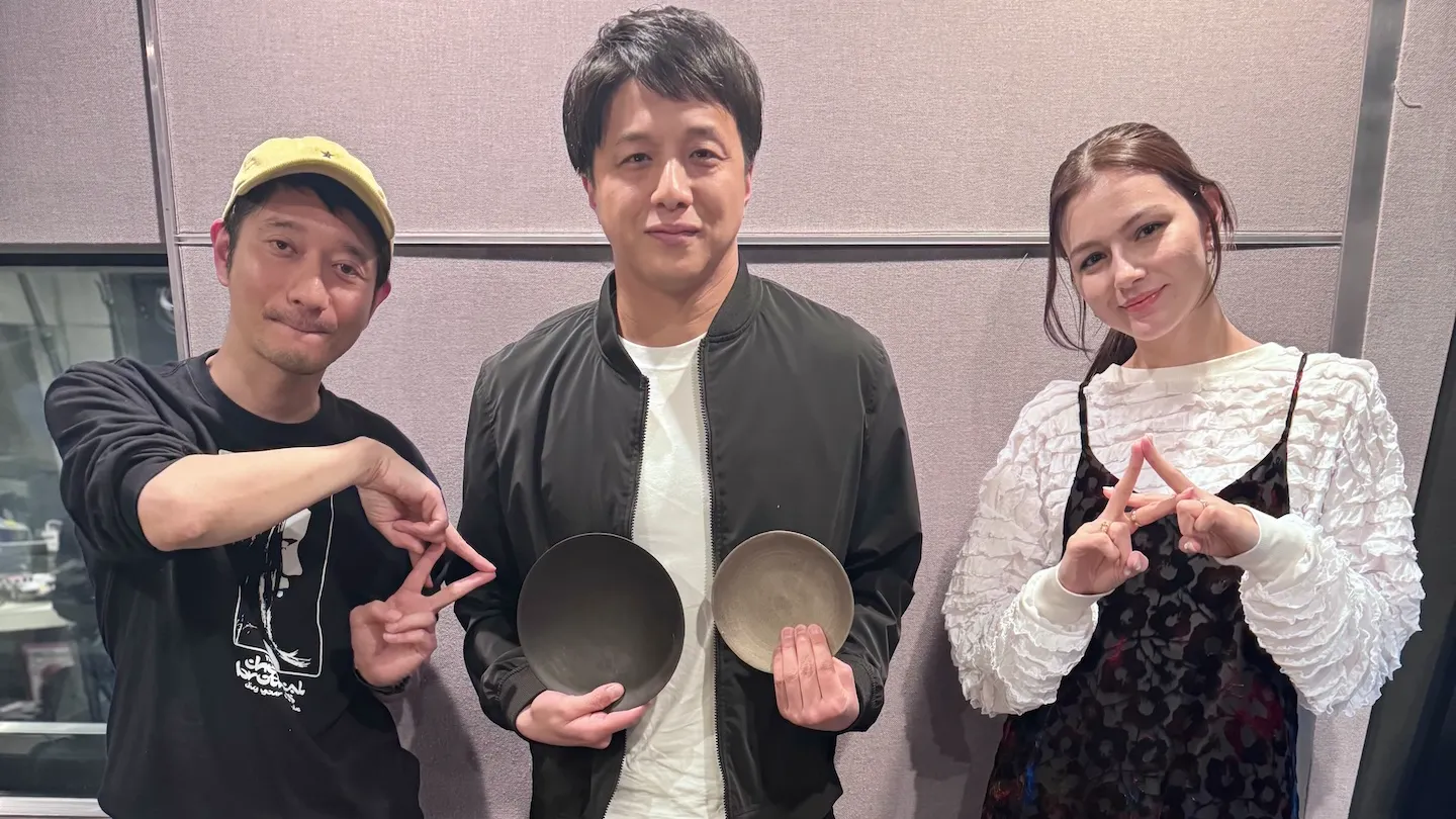 激安通販の 陶芸家の小野澤弘一は、焼いた陶器に漆を施す「陶胎漆器」という 皿・プレート