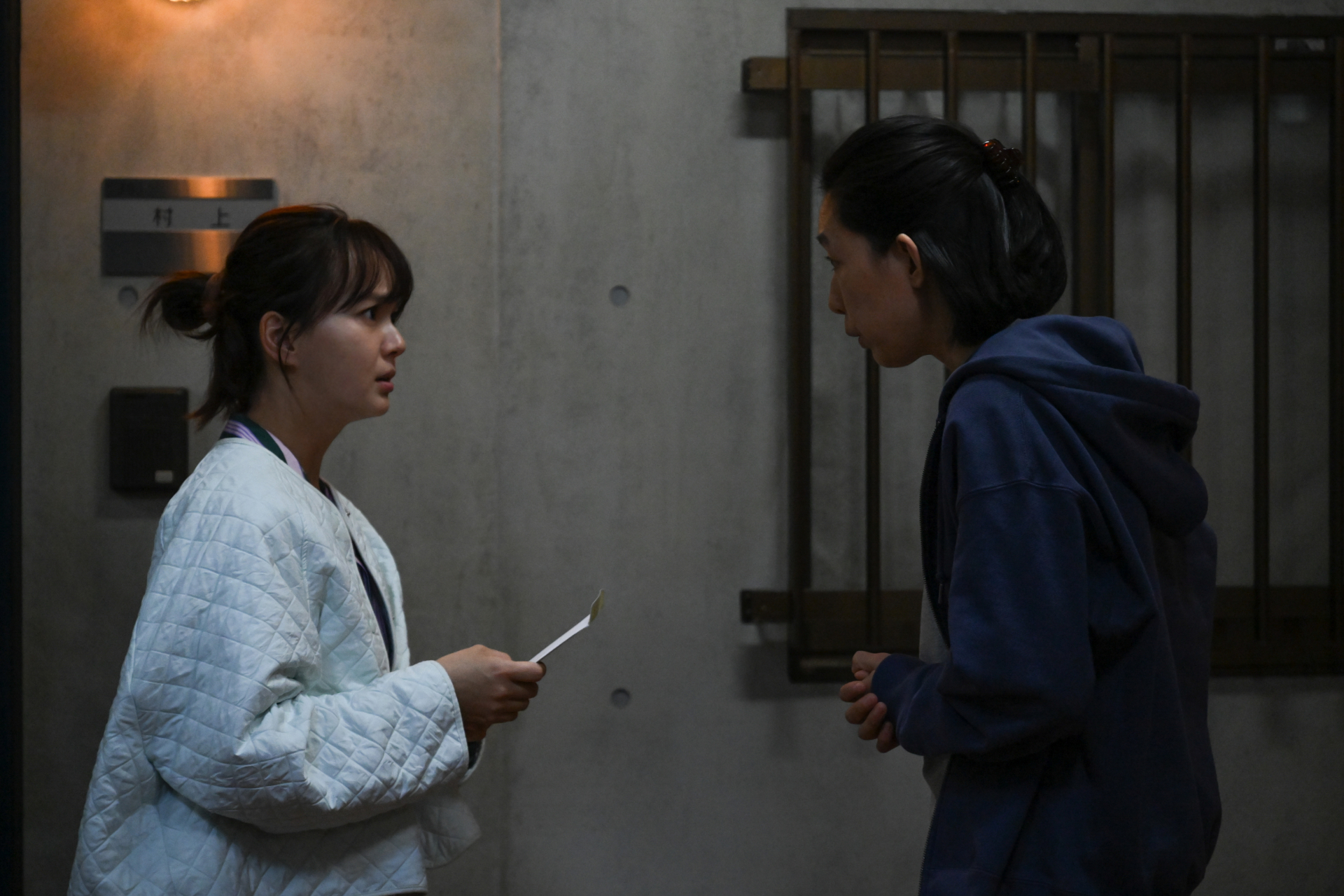 おたふく風邪にかかった娘の預かりを詩穂にお願いしたお礼を渡す礼子©TBS