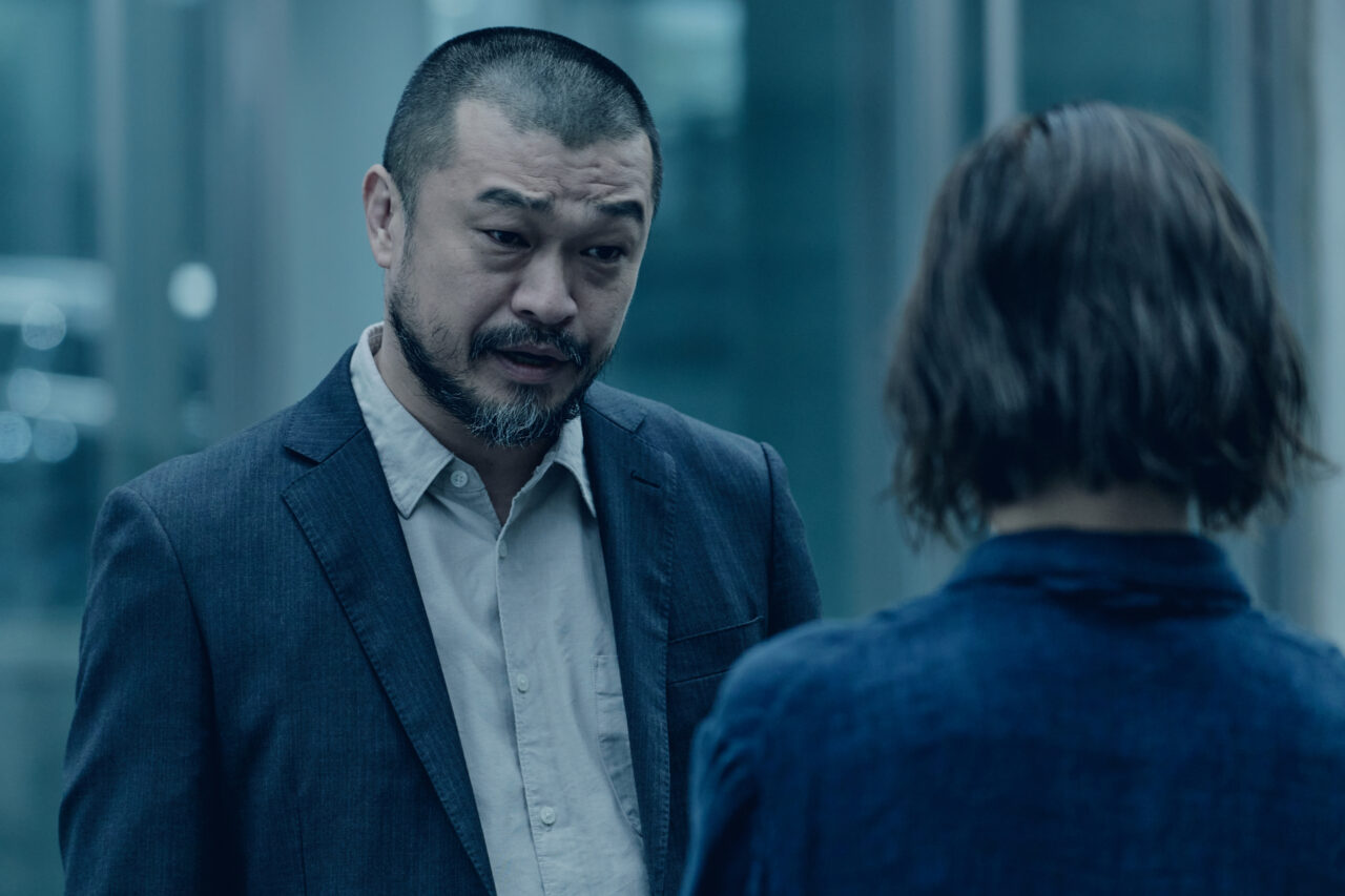 第5話で先輩刑事・飯田(竹原ピストル)も「あの男」の災いに……?©WOWOW