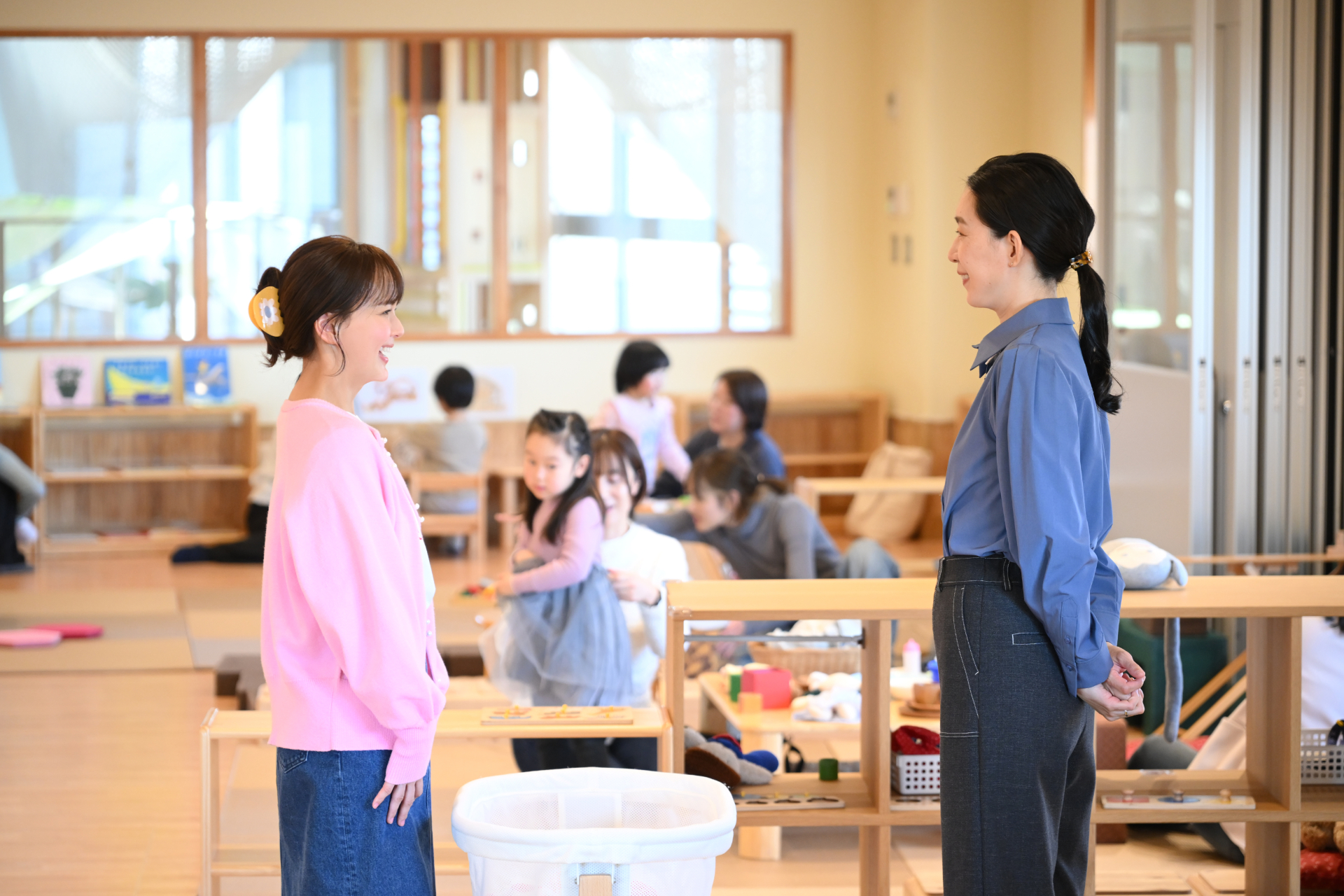 子育て支援センターで出会った専業主婦の詩穂(多部未華子)とワーママの礼子(江口のりこ)©TBS
