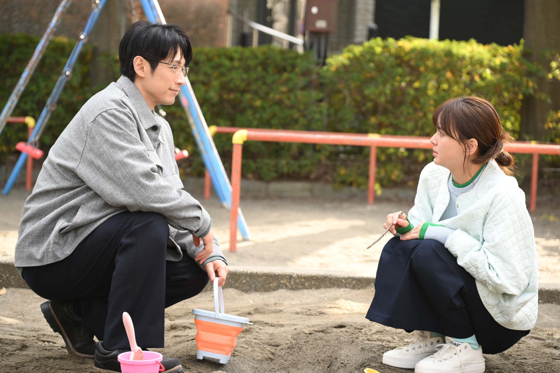 公園で出会った詩穂と中谷(ディーン・フジオカ)©TBS