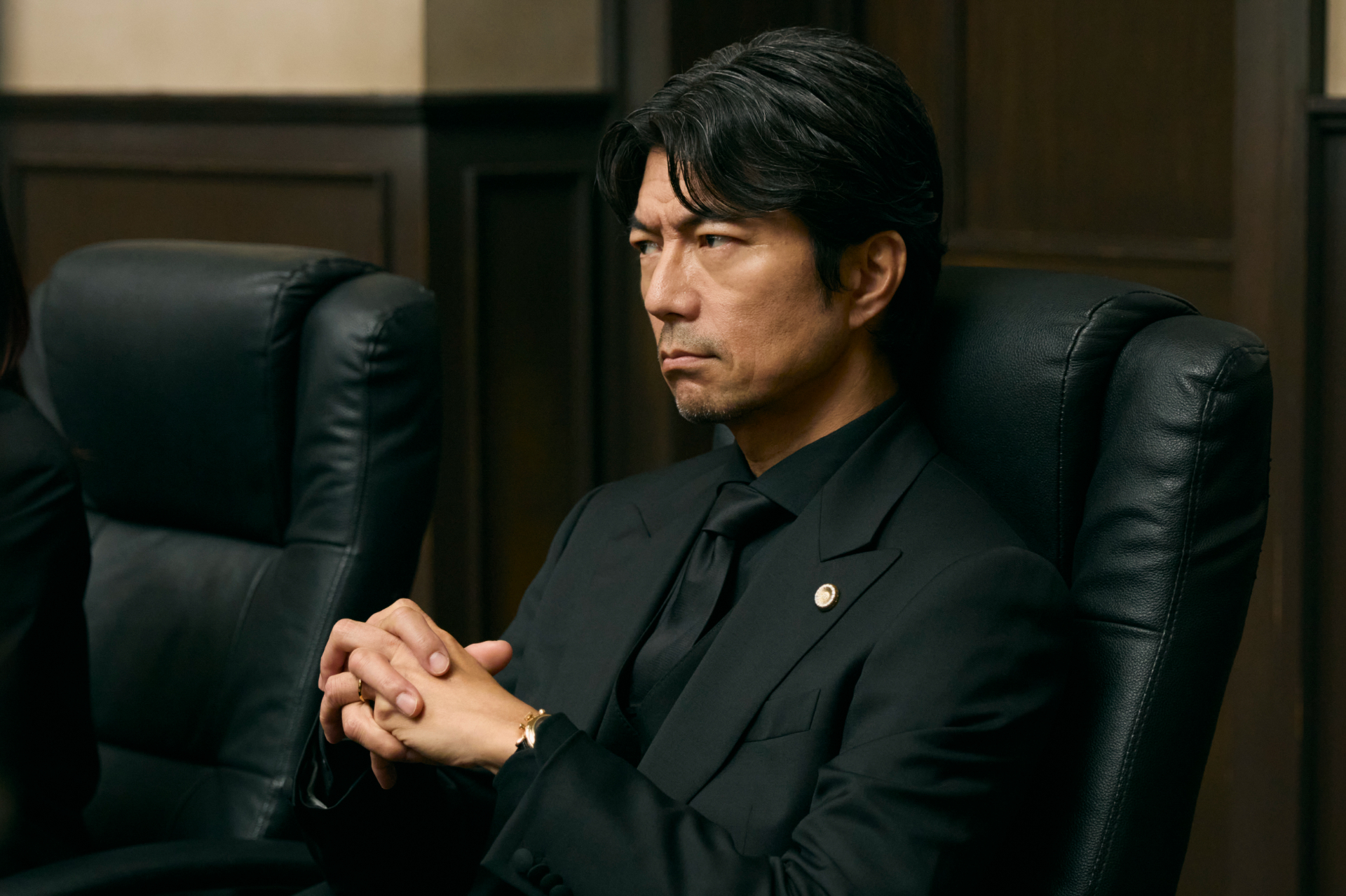 法の無法者集団「ピース法律事務所」を率いる轟謙二郎(仲村トオル)©TBS