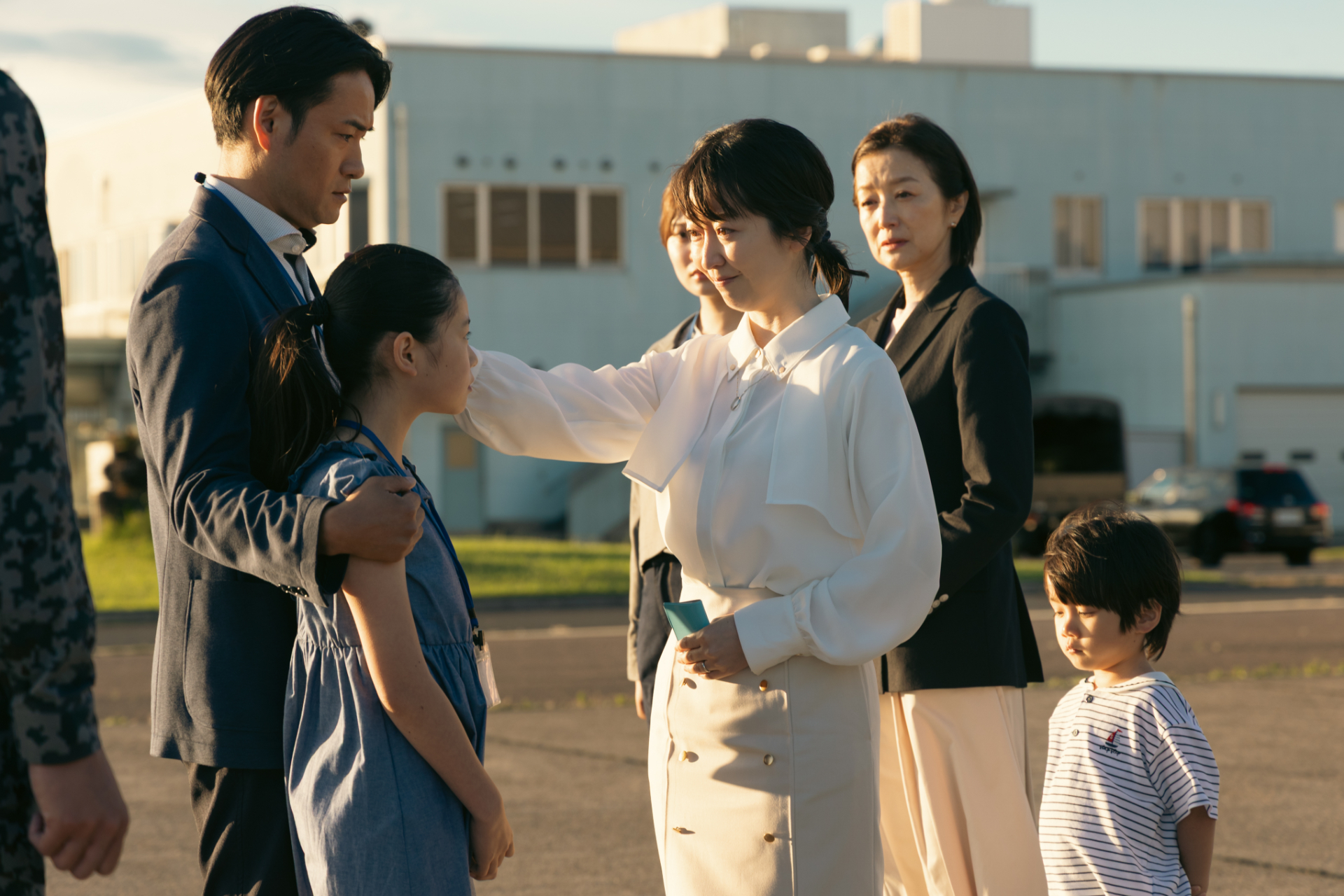 松井(笠原秀幸)と娘・恵理(瑠璃)に向き合った仁科の妻・芽衣(黒川智花)©テレビ朝日