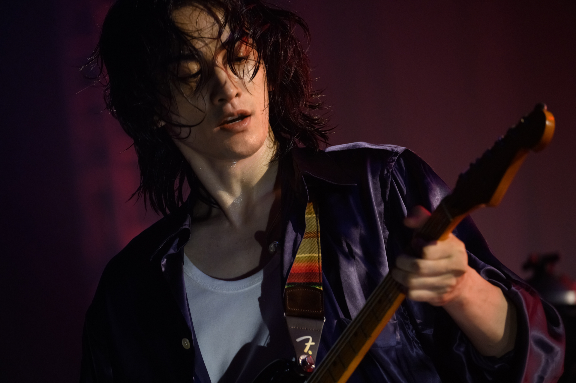 藤谷の世話を焼く所作も美しいTENBLANKのギタリスト高岡尚(町田啓太)