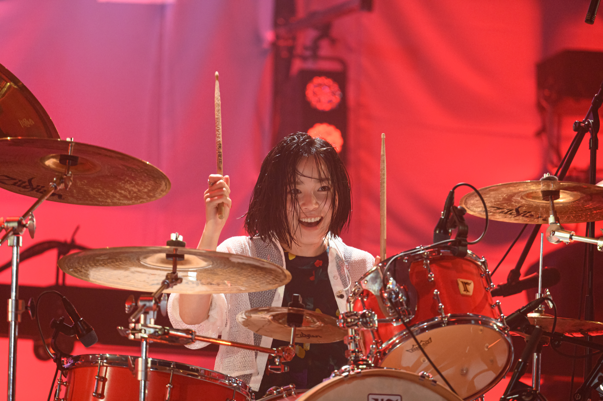 明るさで藤谷たちを突き動かしていくTENBLANKのドラマー西条朱音(宮﨑優)