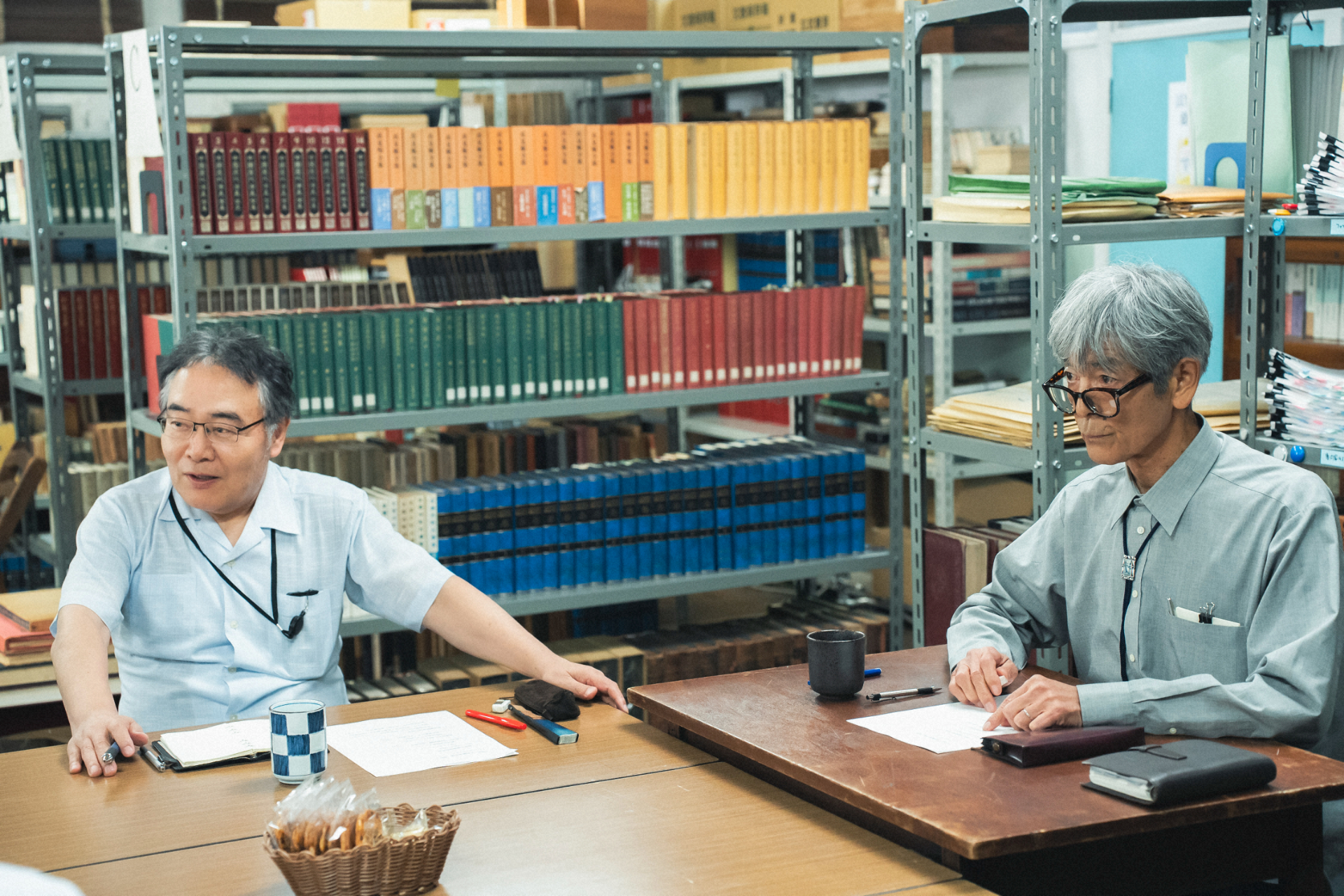 元・編集部員の荒木(岩松了)と「大渡海」発起人・松本(柴田恭兵)の強い絆も魅力の一つ / ©NHK