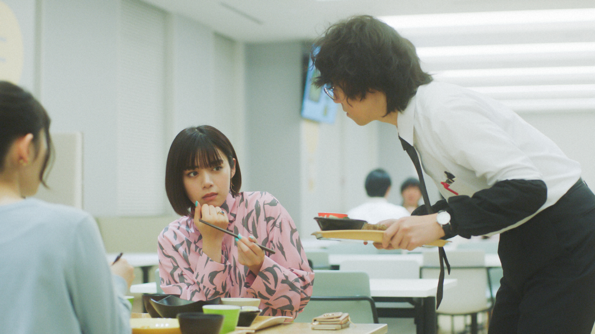 食堂で岸辺みどり(池田エライザ)が発した「アガる」の意味を問う馬締光也(野田洋次郎) / ©NHK