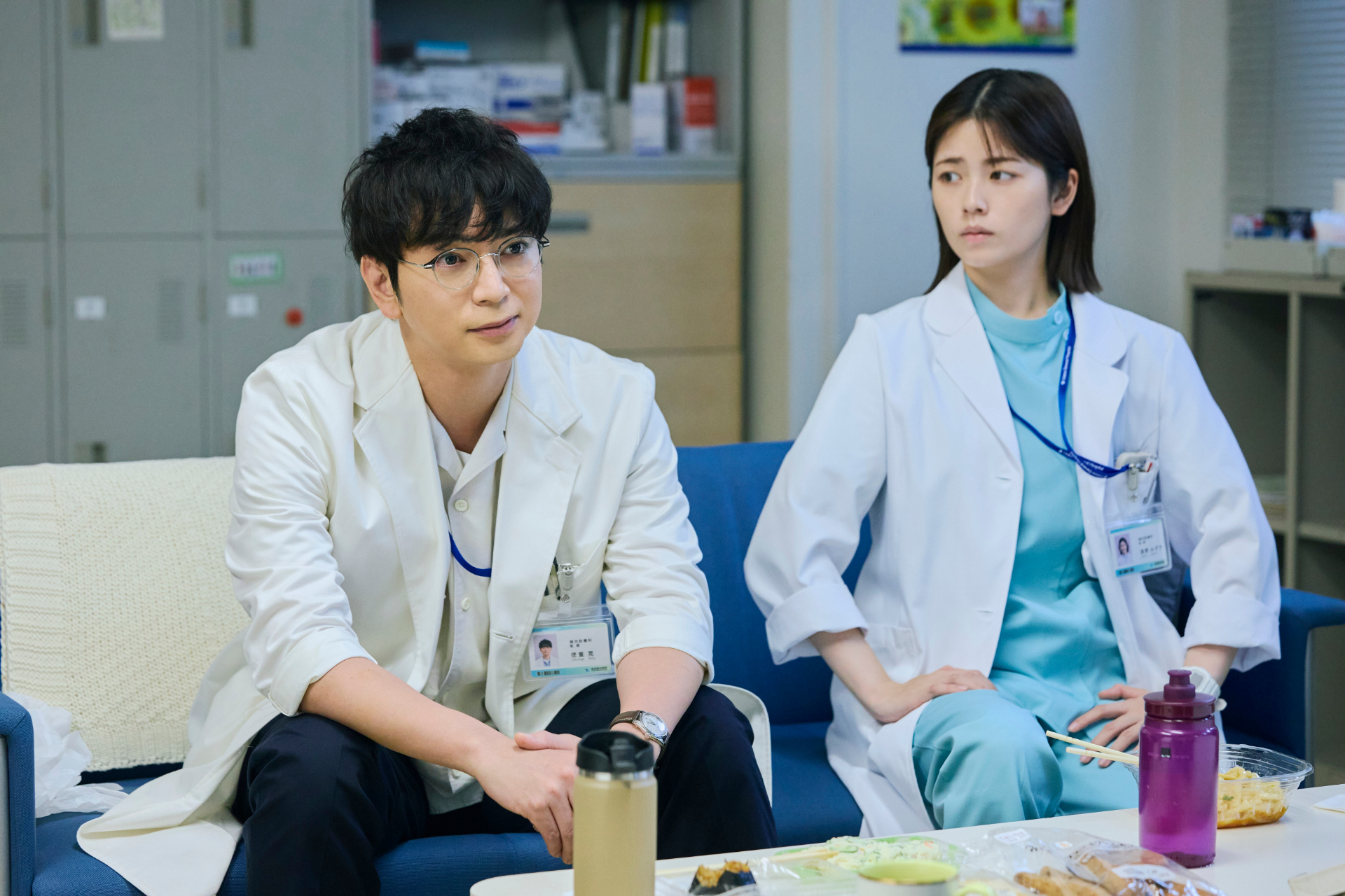 「聞く力」を持つ徳重と真っ直ぐな新米医師・滝野みずき(小芝風花)©TBSスパークル/TBS(撮影:加藤春日)