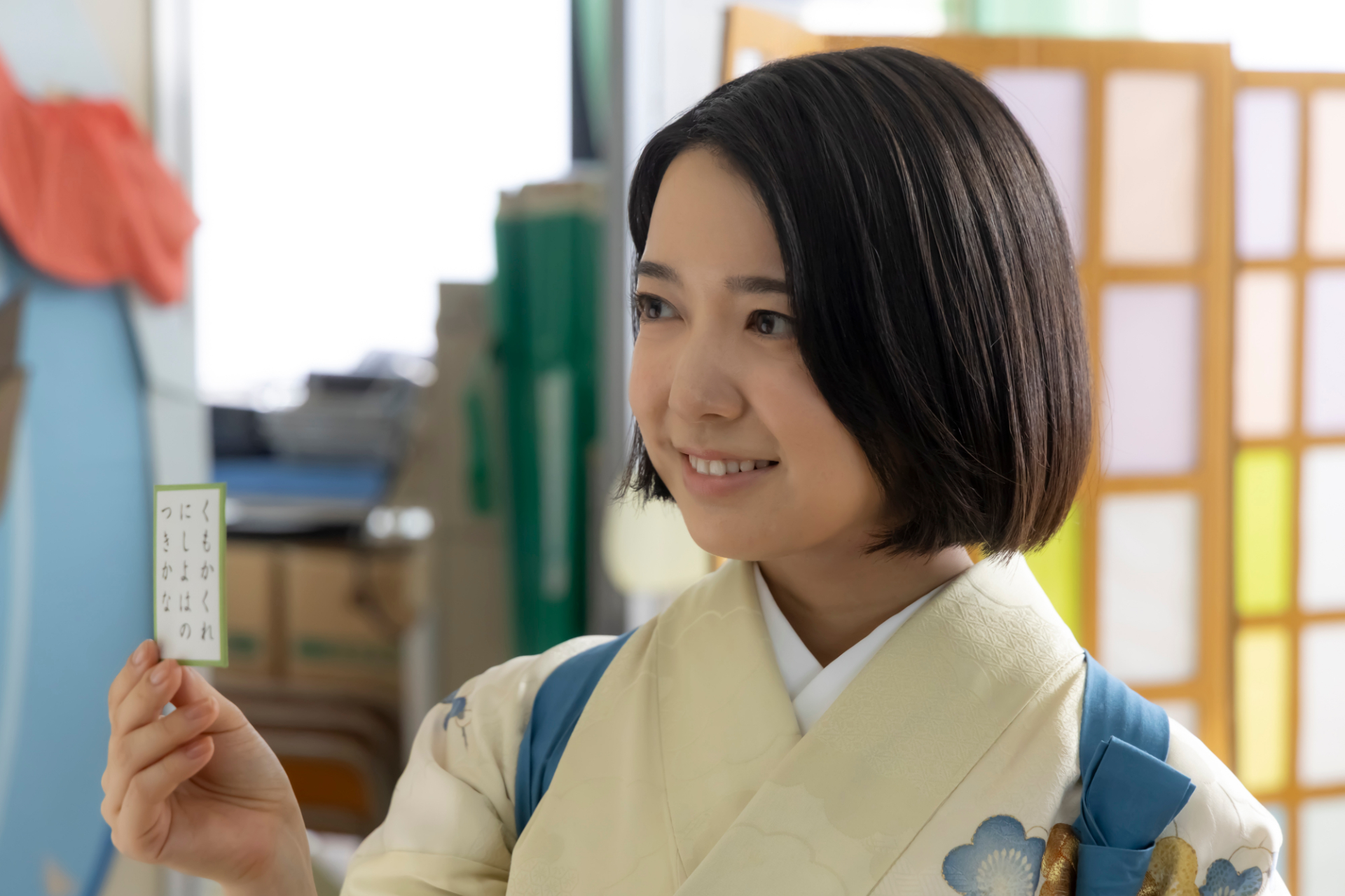 梅園高校競技かるた部顧問として映画版から引き続いて登場した大江奏（上白石萌音）©日本テレビ