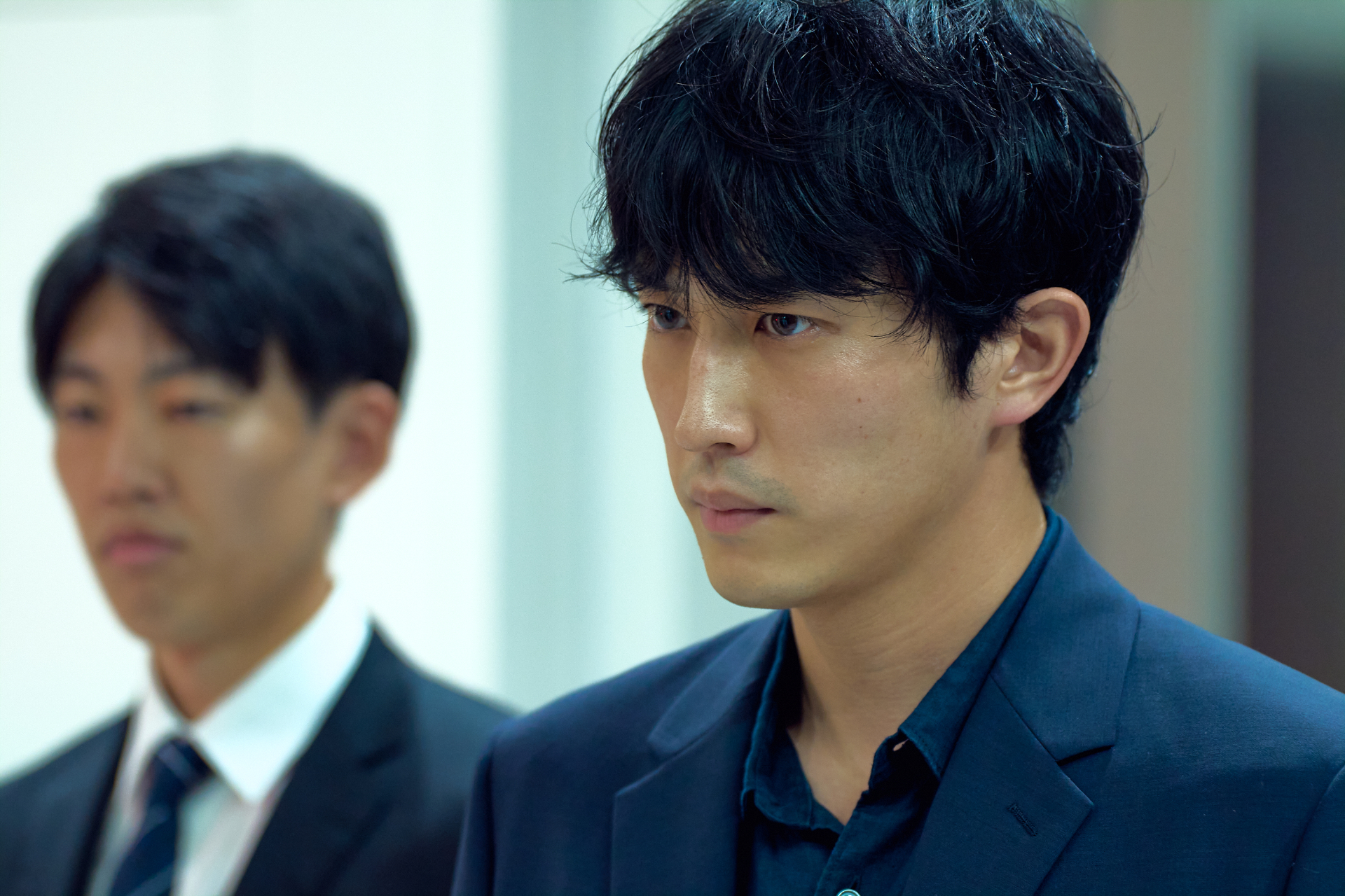 15年間、事件と鈴木ネルラ(松たか子)が忘れられなかった刑事・黒川竜司(杉野遥亮)©テレビ朝日
