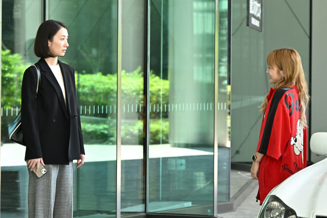 見た目も性格も正反対な「独身女性」花村薫(波瑠)と「ヤンママ」日高茉海恵(川栄李奈)©TBS