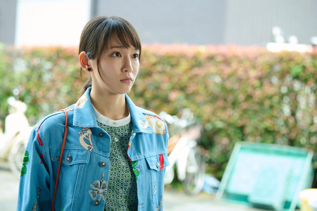 ヒロトがバイトする釣り堀を訪れたよもぎ（吉岡里帆）©NHK