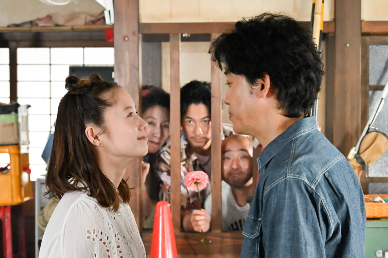 自身の持つキャラクターを活かして生き生きと動く大泉洋と宮﨑あおい©テレビ朝日