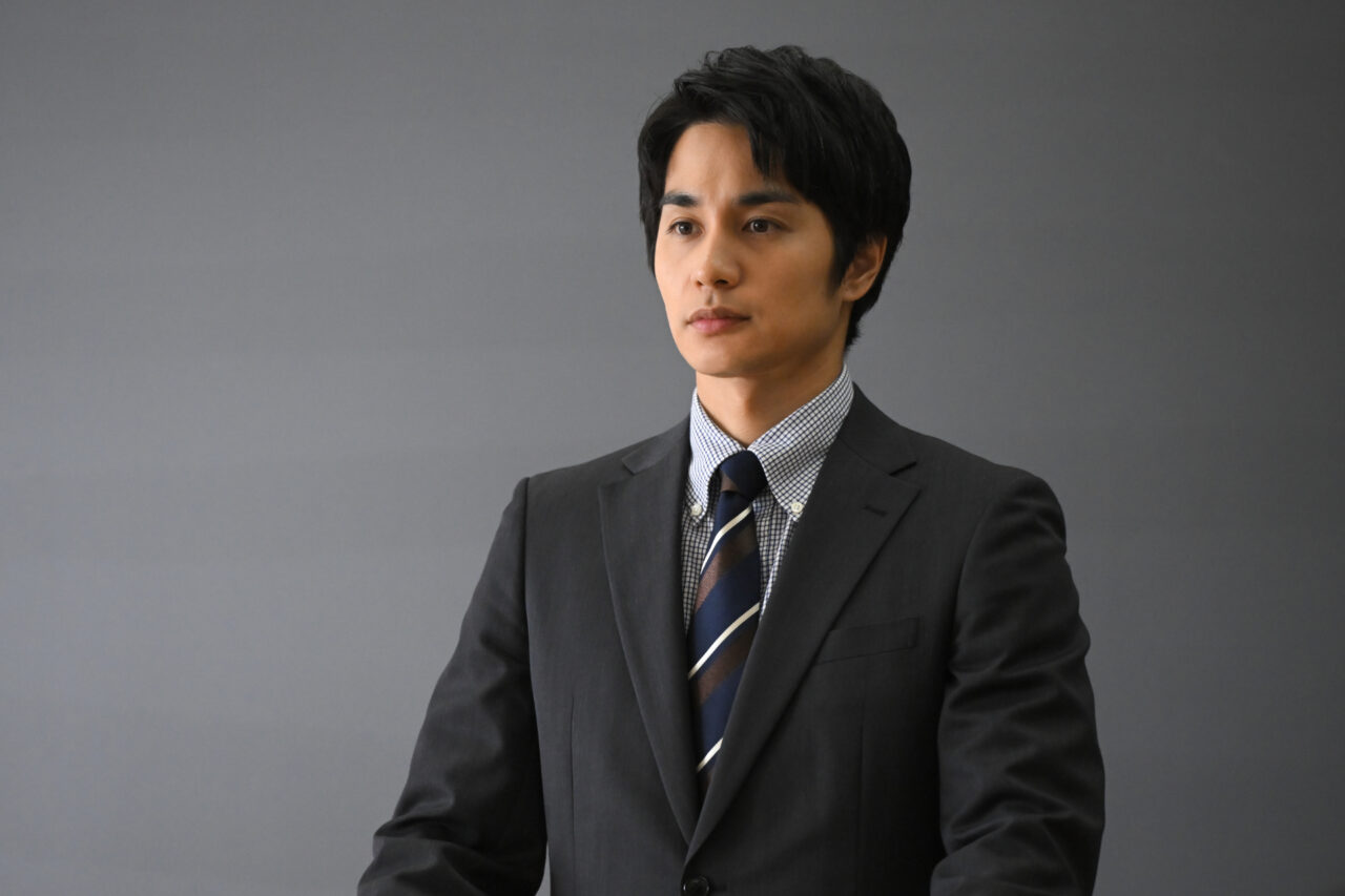 いろはのクラスの担任教師で、薫の元家庭教師であった佐々木智也（中村蒼）©TBS