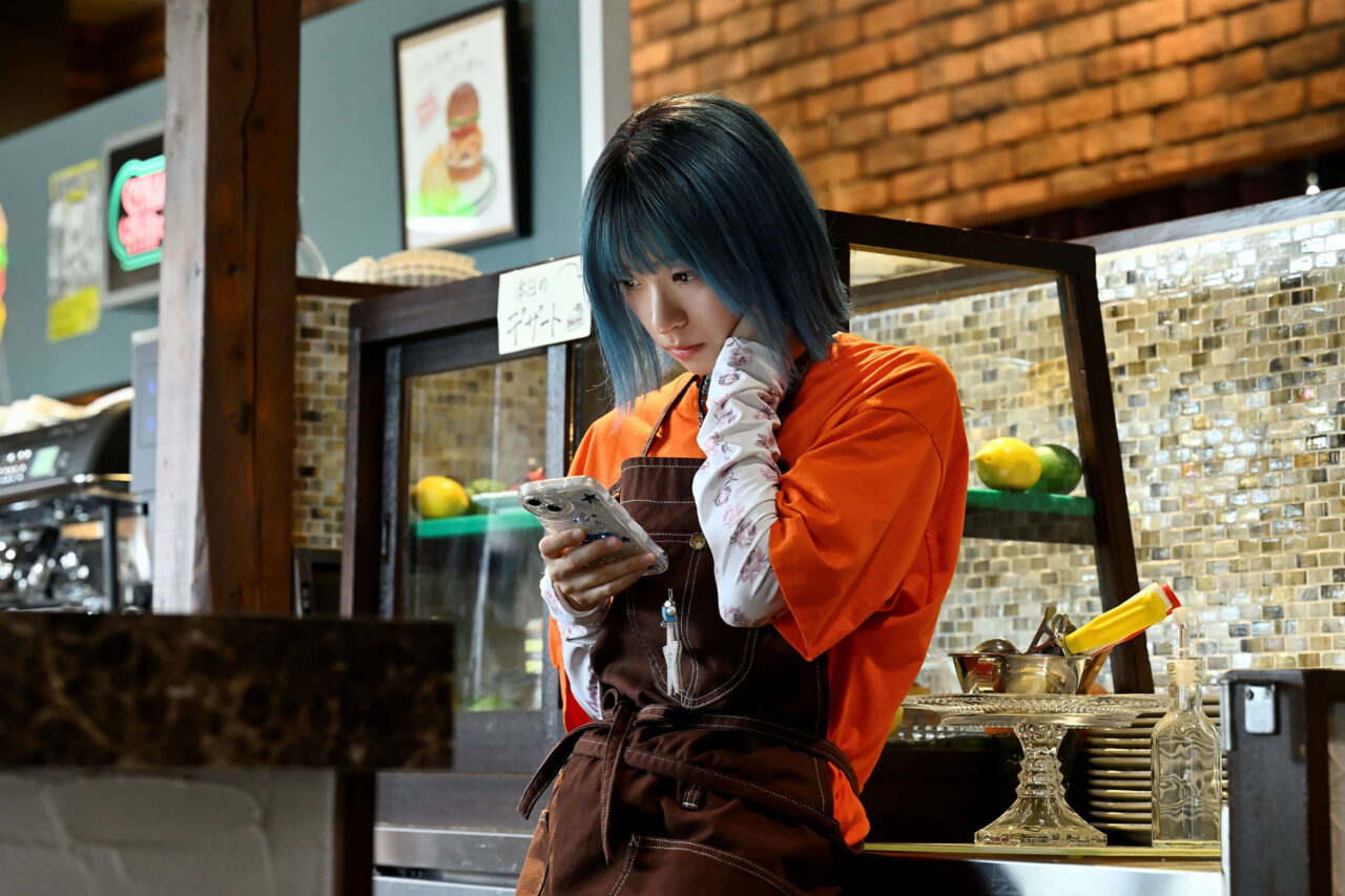 第5話、裏組織「バーミン」とのつながりを見せた室田環那(鳴海唯)©此元和津也 / 「シナントロープ」製作委員会