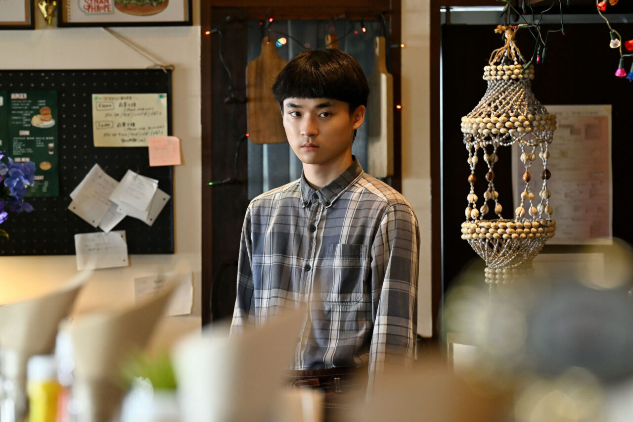 「シナントロープ」で起こるすべてを見つめ続ける志沢匠(萩原護)©此元和津也 / 「シナントロープ」製作委員会