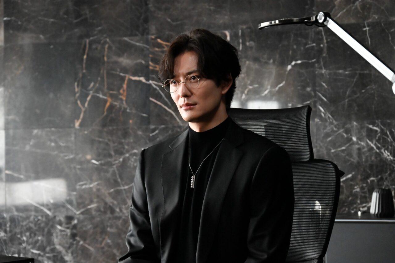 謎の会社「ノナマーレ」の社長を務める兆(岡田将生)©テレビ朝日