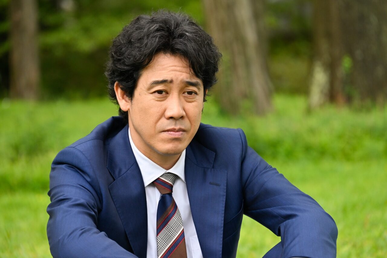 振り回される主人公としての受け身の芝居も見事な大泉洋©テレビ朝日