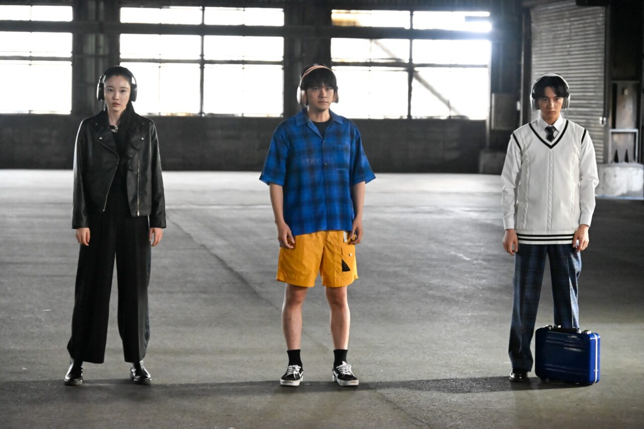 ビットファイブの前に立ちはだかる、謎の女・久条(向里祐香)と市松(北村匠海)と紫苑(新原泰佑)©テレビ朝日