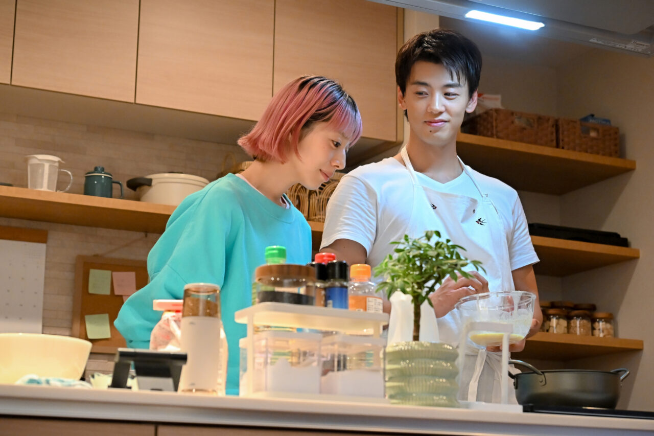 原作に比べても顔を合わせる場面が多い鮎美と勝男©TBSスパークル / TBS