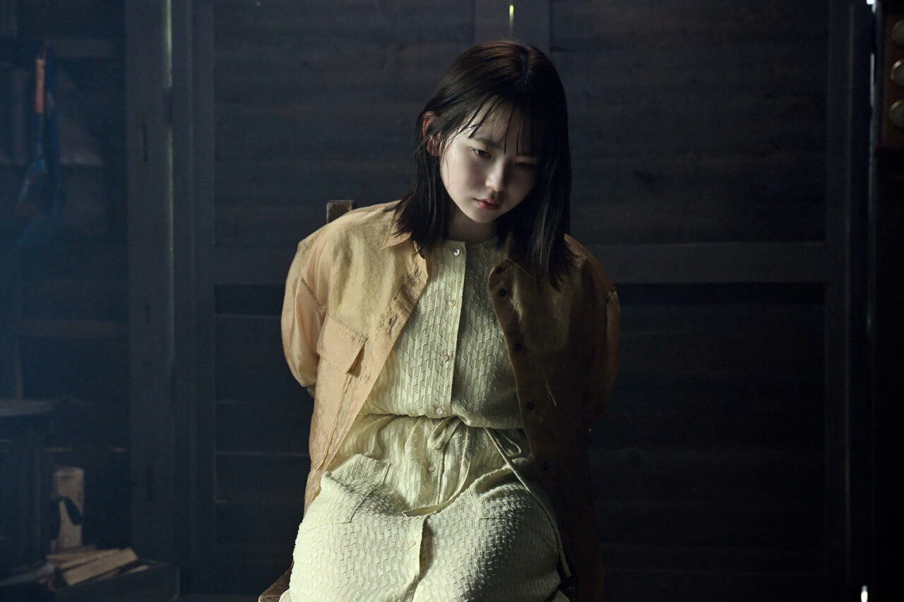 裏組織「バーミン」に捕らわれた水町の運命やいかに©此元和津也 / 「シナントロープ」製作委員会