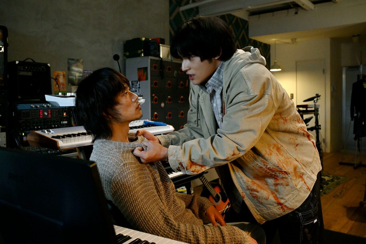 「若い男」＝シイが名付けたバンド名「キノミとキノミ」の由来は水町が持つ「カラカラ」だった©此元和津也 / 「シナントロープ」製作委員会