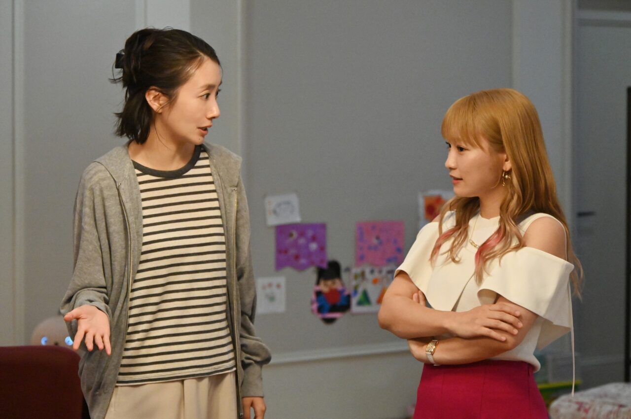 第1話で薫に自らの学歴コンプレックスを打ち明けていた茉海恵©TBS