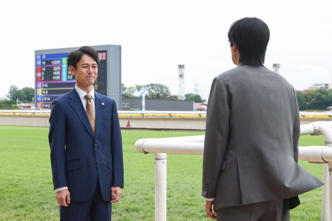 「今このときから、耕一さんがファミリーの馬主です」と告げる栗須（妻夫木聡）©TBSスパークル / TBS