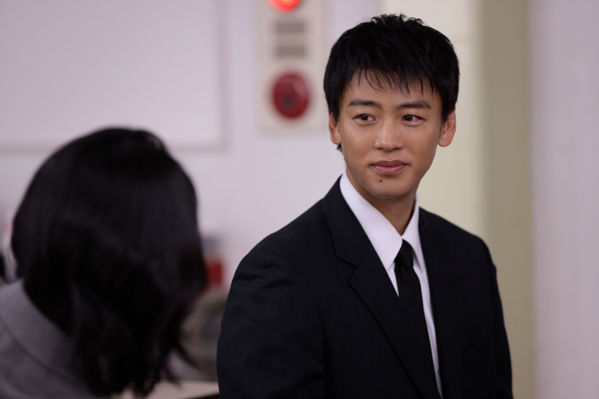 故郷にある警察署に異動してきた刑事・飛奈淳一（竹内涼真）©テレビ朝日