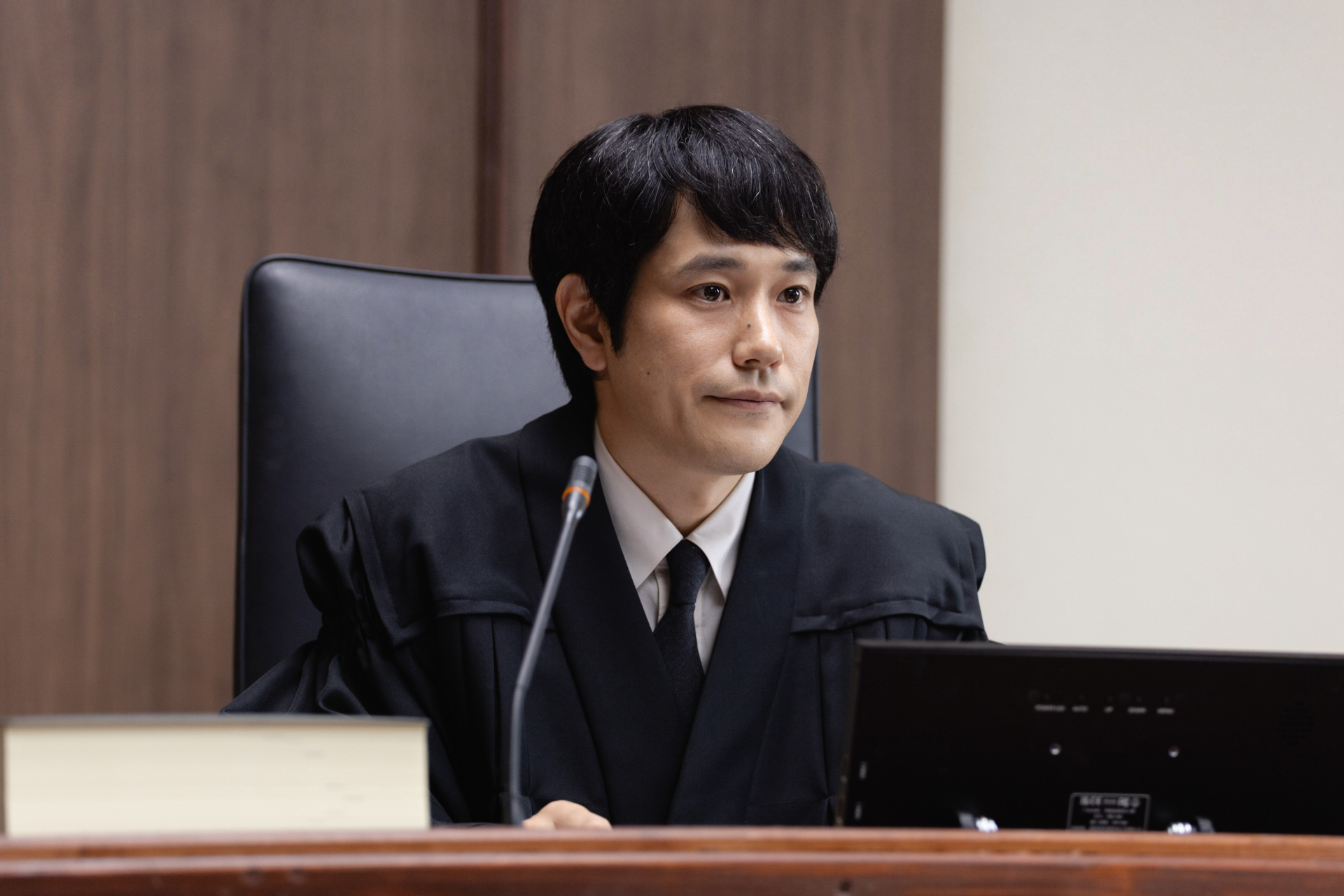 自分を「宇宙人」と思うことで世界と対峙してきた裁判官の安堂清春(松山ケンイチ)© NHK