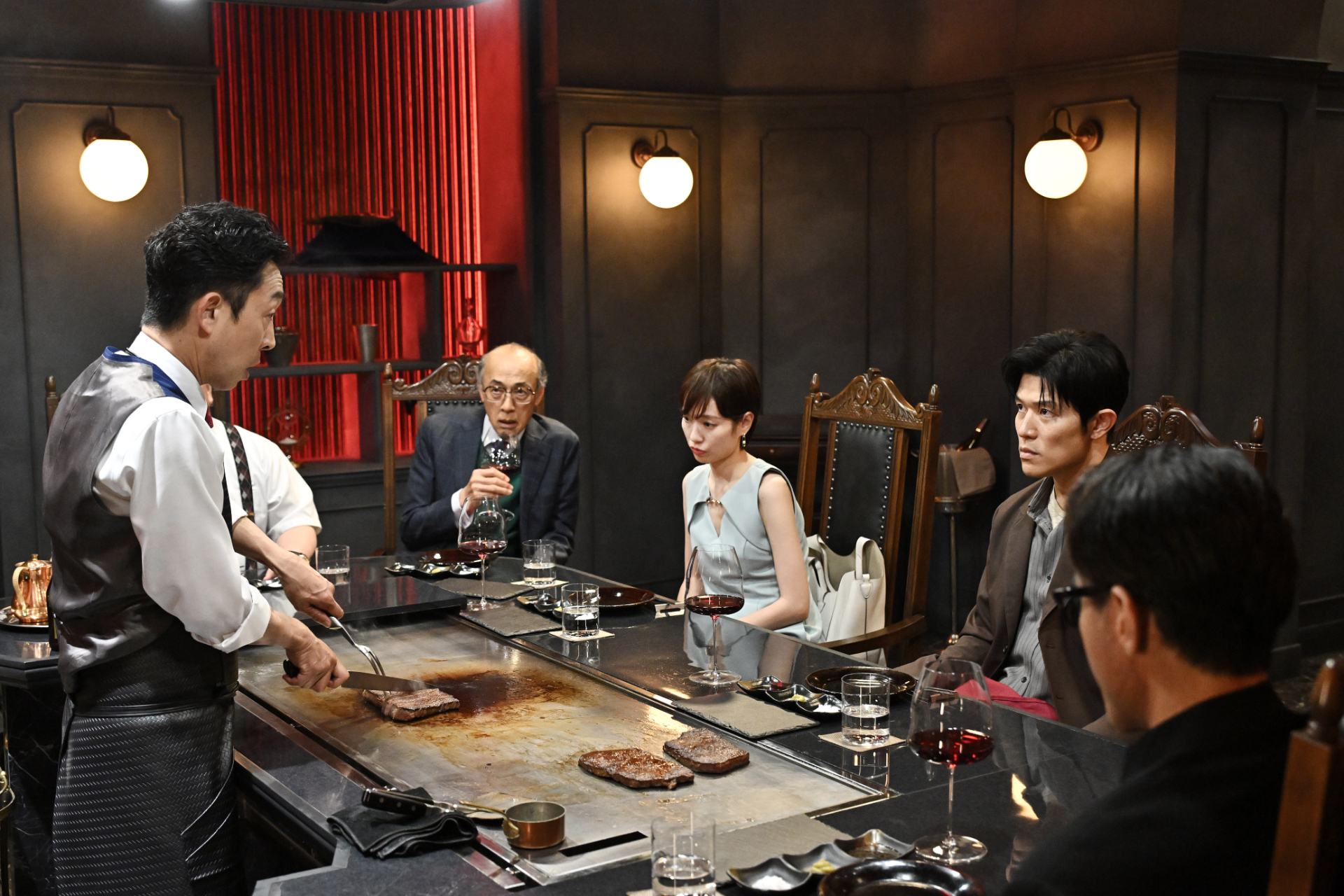 合六亘（北村有起哉）を中心とした裏社会の面々©TBS