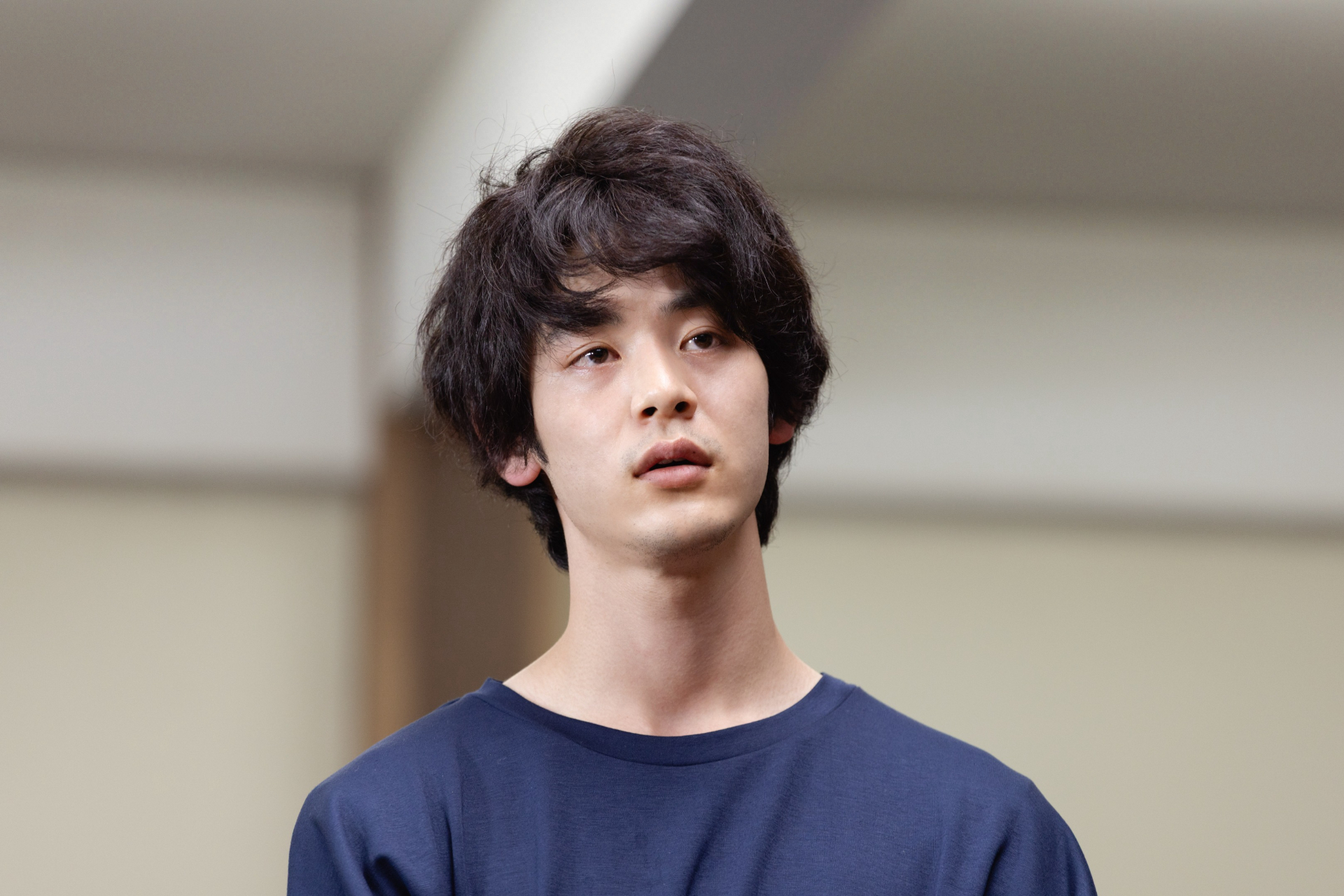 安堂が担当する裁判の被告人・江沢卓郎役を演じた小林虎之介© NHK