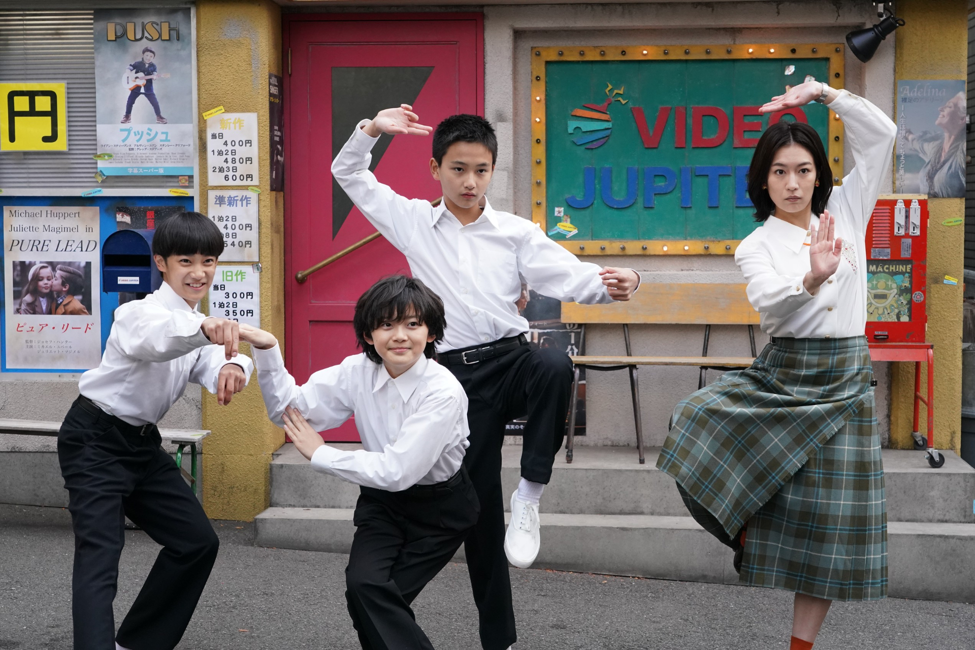 中学二年生の頃のユン、チェン、キンポーと臨時採用の美術教員・マチルダ（木竜麻生）©フジテレビ