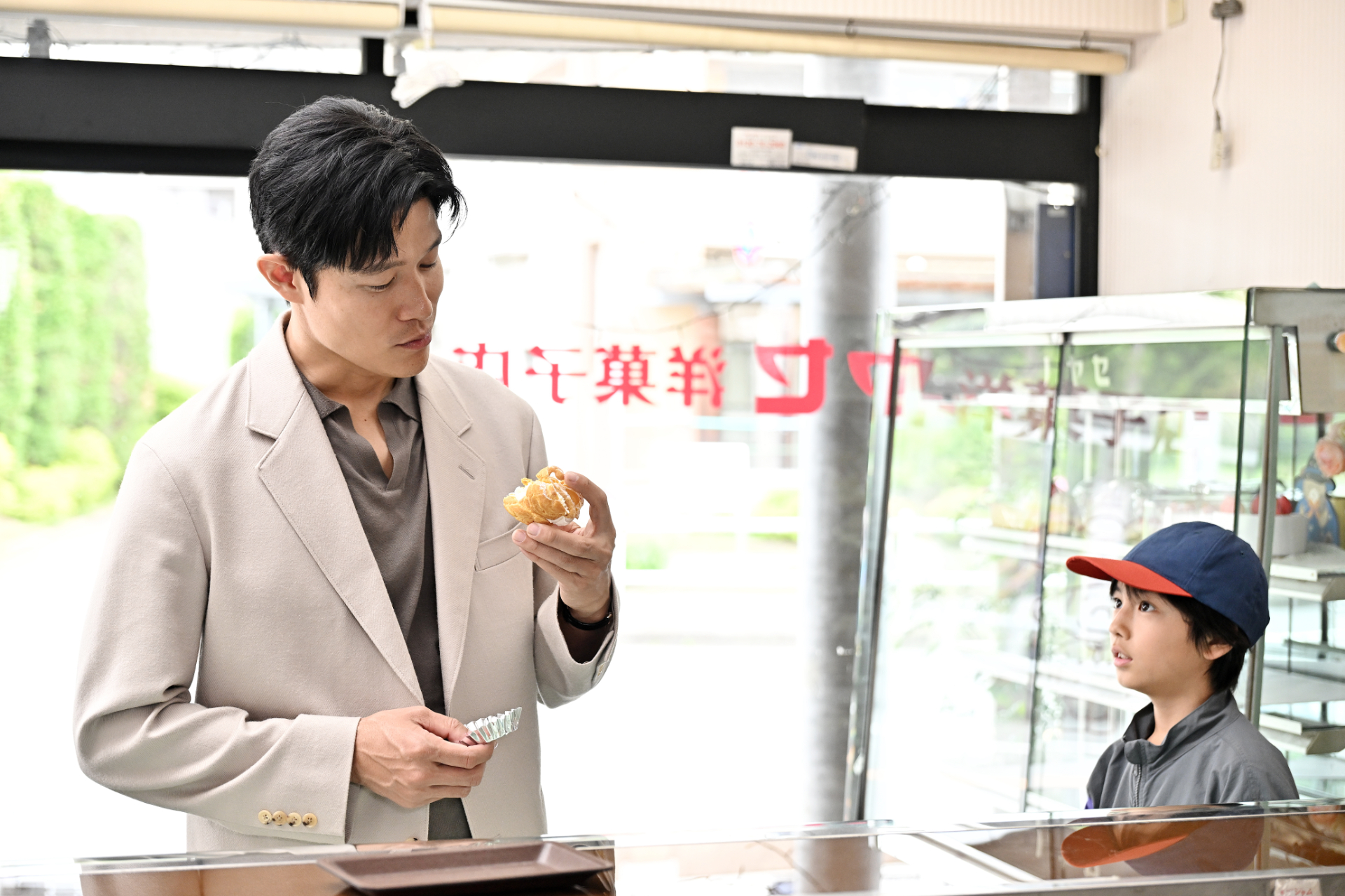 儀堂になりすます陸を演じる鈴木亮平©TBS