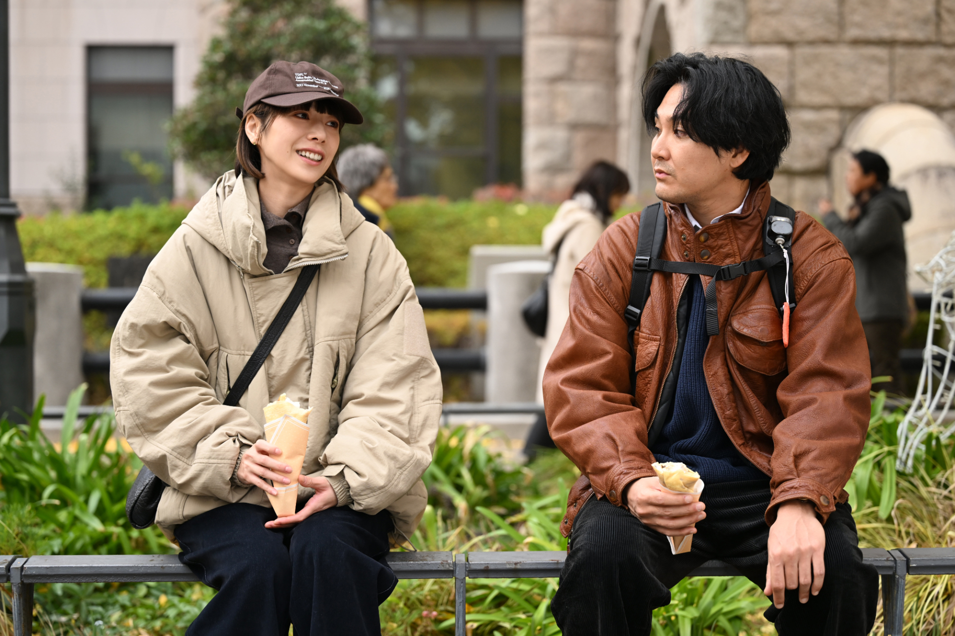 洋輔を西ヶ谷温泉の外に連れ出した神林リカ(夏帆)©テレビ朝日