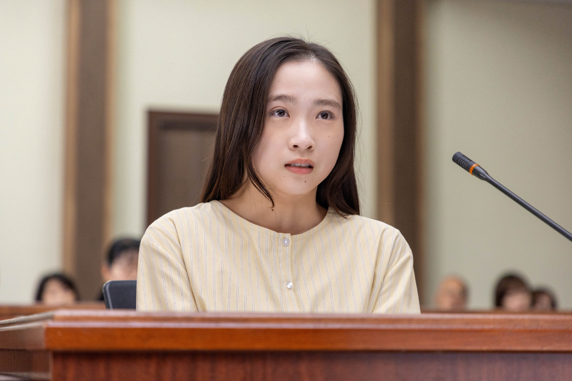 大人たちの醜さを真っ直ぐに見つめる原告・四宮絵里を演じた伊東蒼© NHK