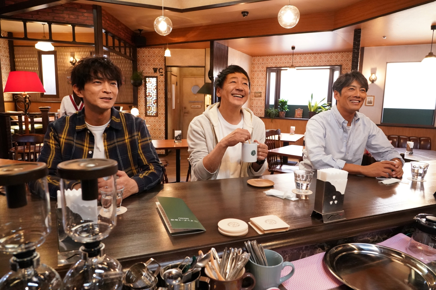 陽の高いうちからガンダーラ珈琲で雑談する3人©フジテレビ