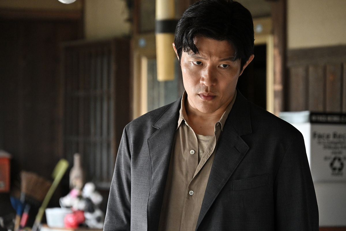 第4話、陸だと思った鈴木亮平は儀堂だった©TBS