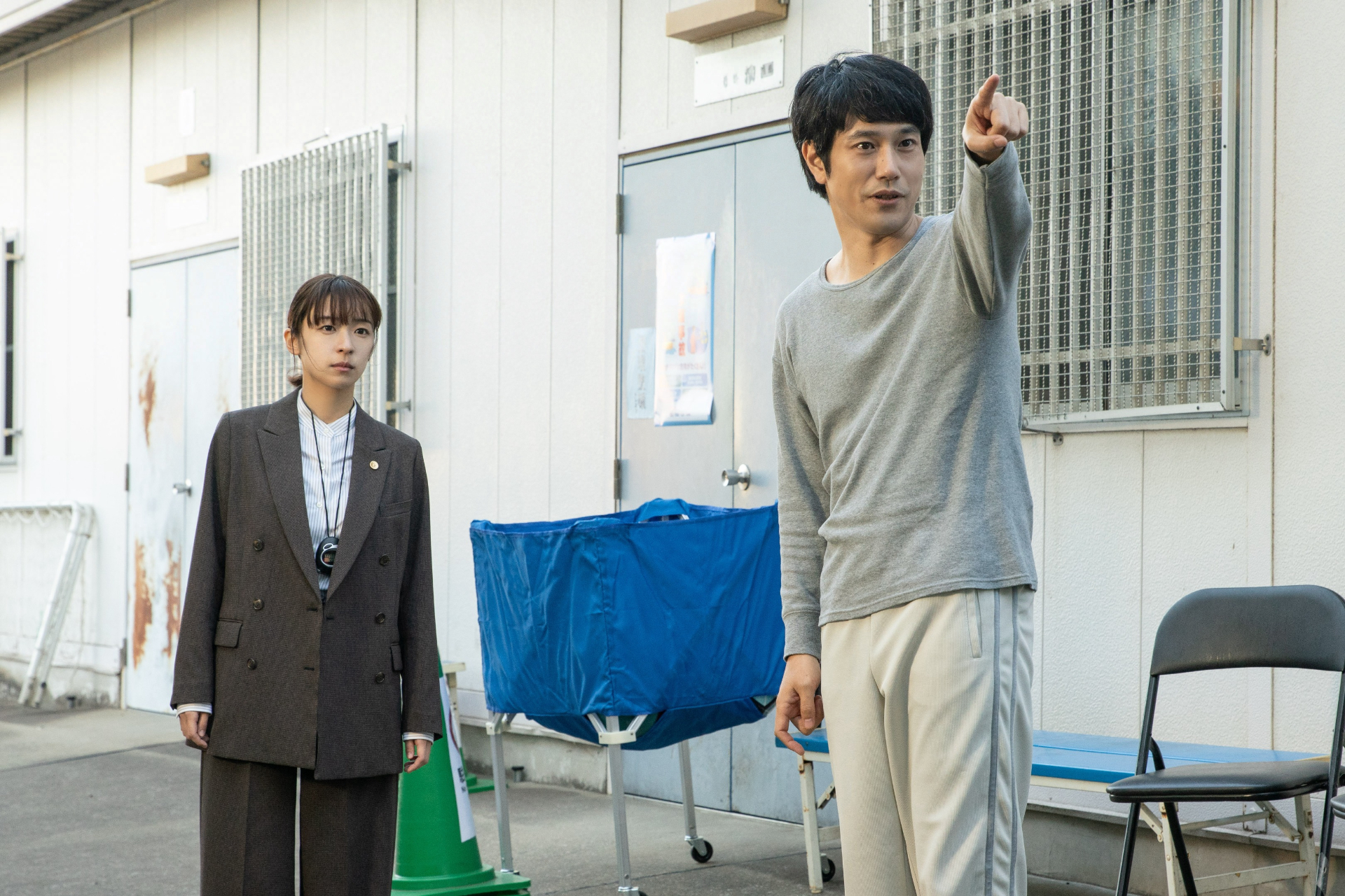 裁判官でありながら、ジャージに革靴で事件があった場所に赴く安堂© NHK