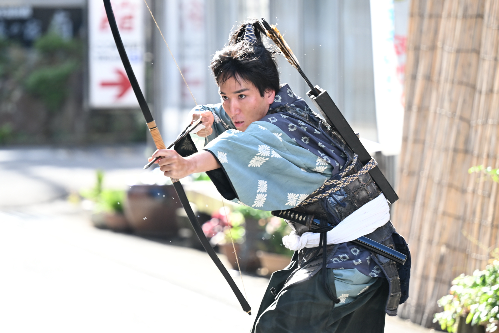 時空の歪みで現代の西ヶ谷温泉に辿り着いた真田十勇士の1人・穴山小助（三河悠冴）©テレビ朝日