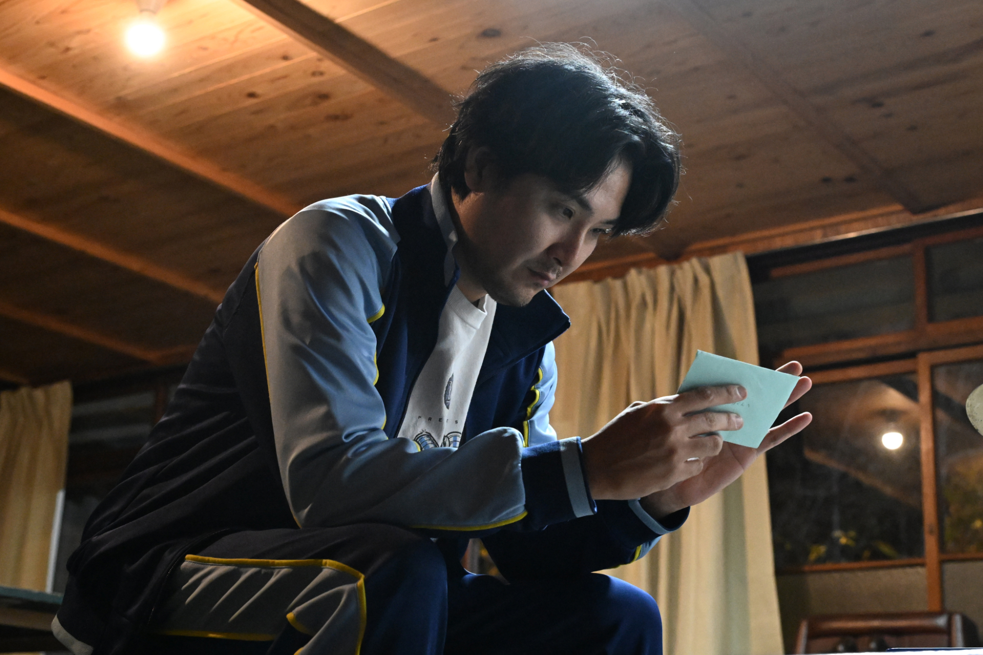 洋輔のもとに届き続けた、世界を旅する母からの絵手紙©テレビ朝日