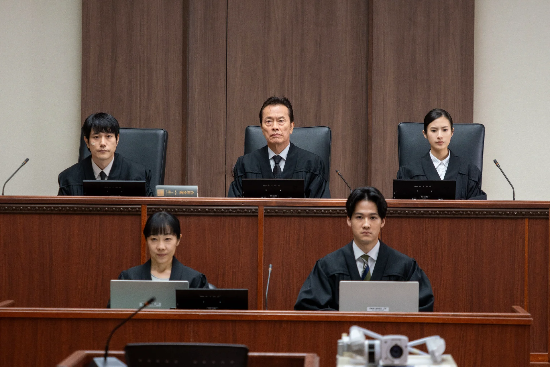 清春と共に奮闘する個性豊かな前橋地裁第一支部の人々©NHK