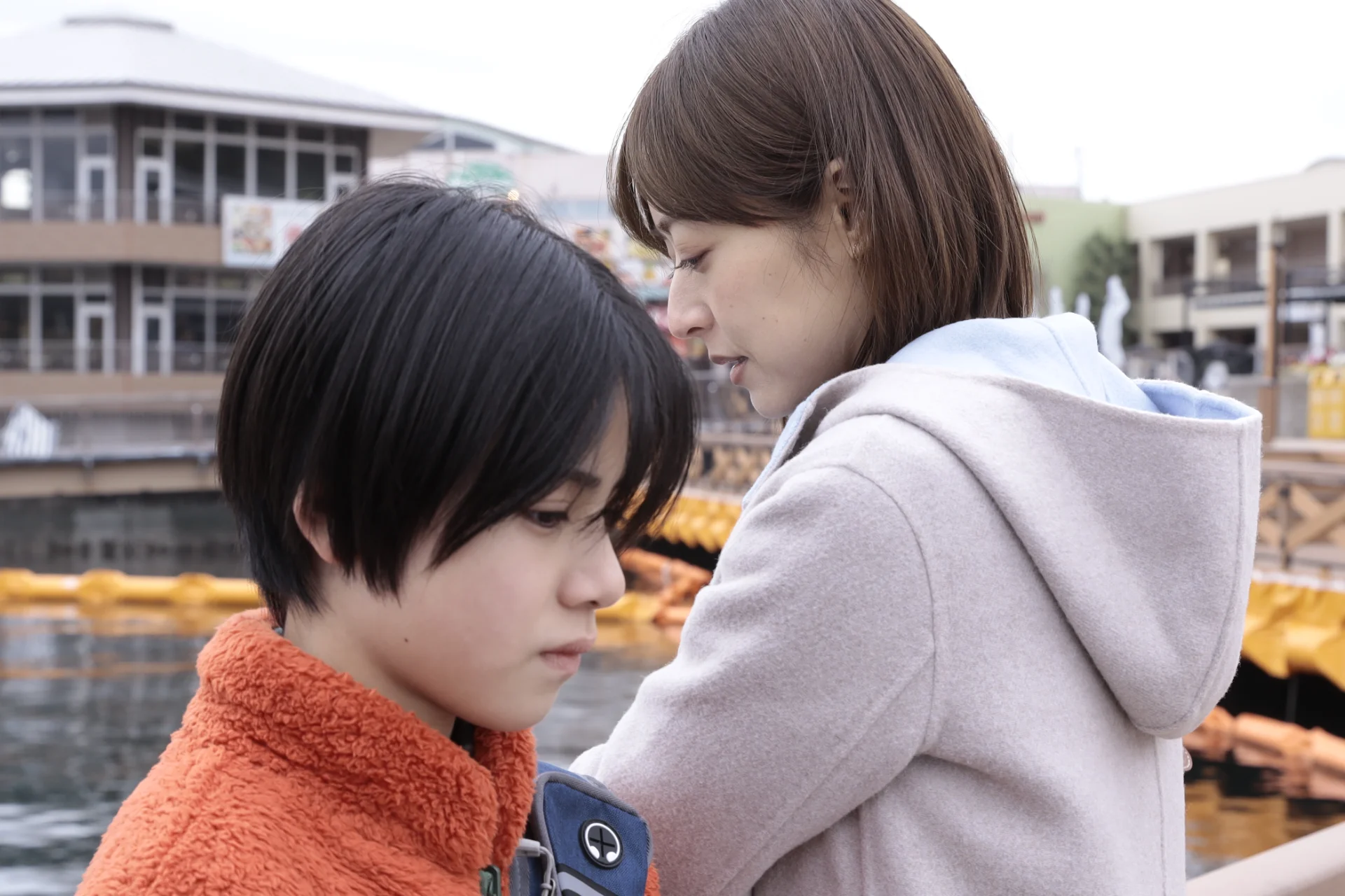 息子・正樹（三浦綺羅）との生活を守るために罪を隠していた万季子（井上真央）©テレビ朝日