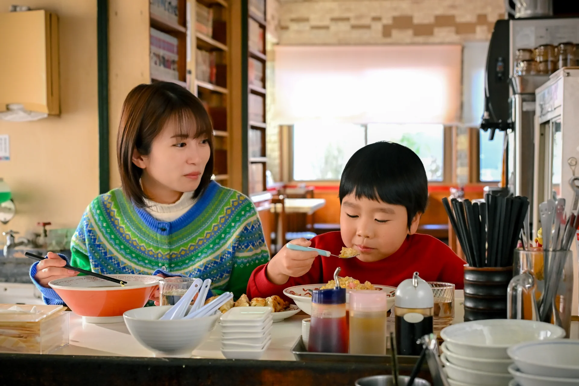 アラサーの劇団員・未来（志田未来）のもとに現れた颯太（天野優）©TBSスパークル / TBS