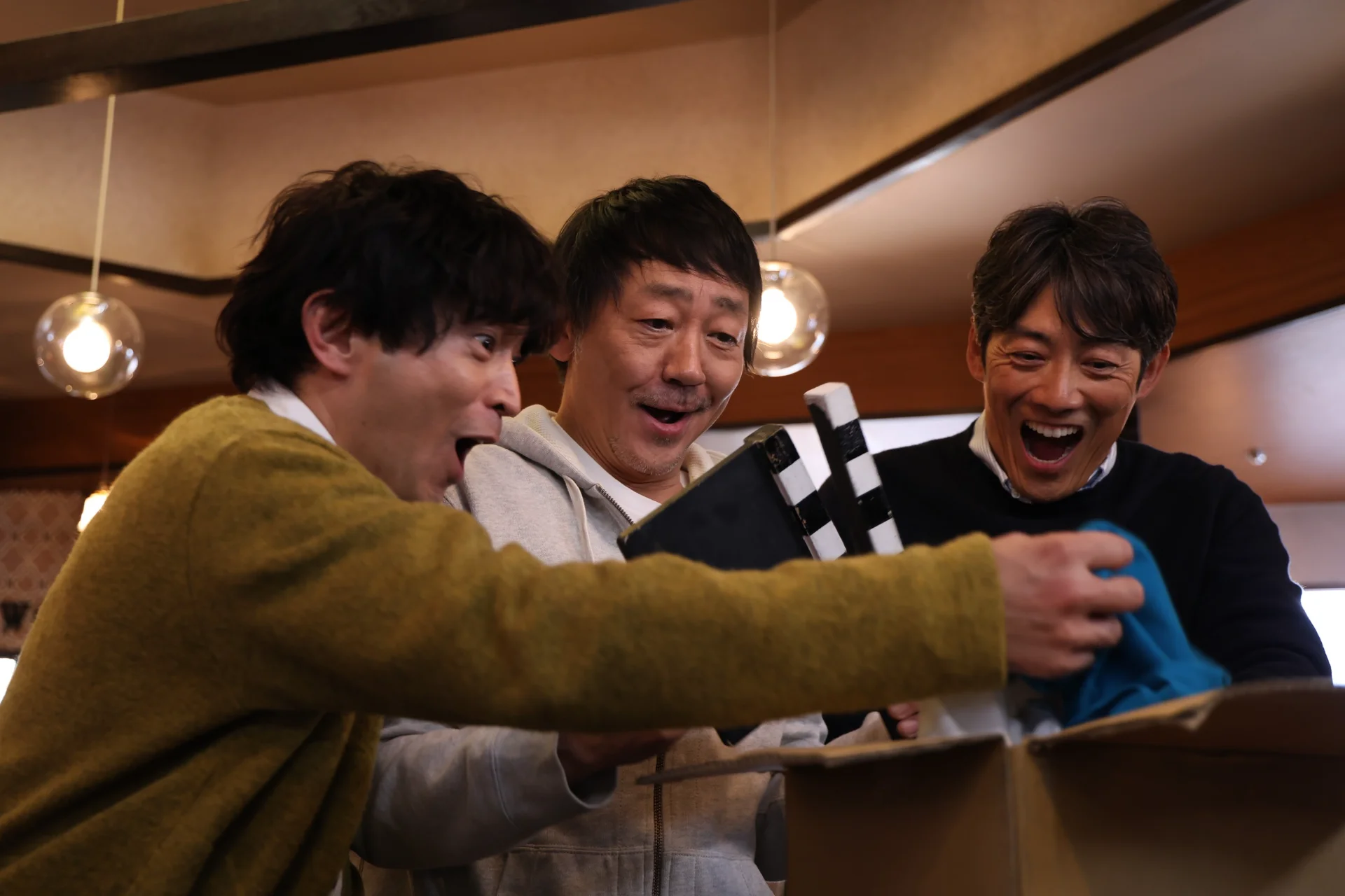 映画研究部時代を懐かしむユン（反町隆史）、チェン（大森南朋）、キンポー（津田健次郎）©フジテレビ