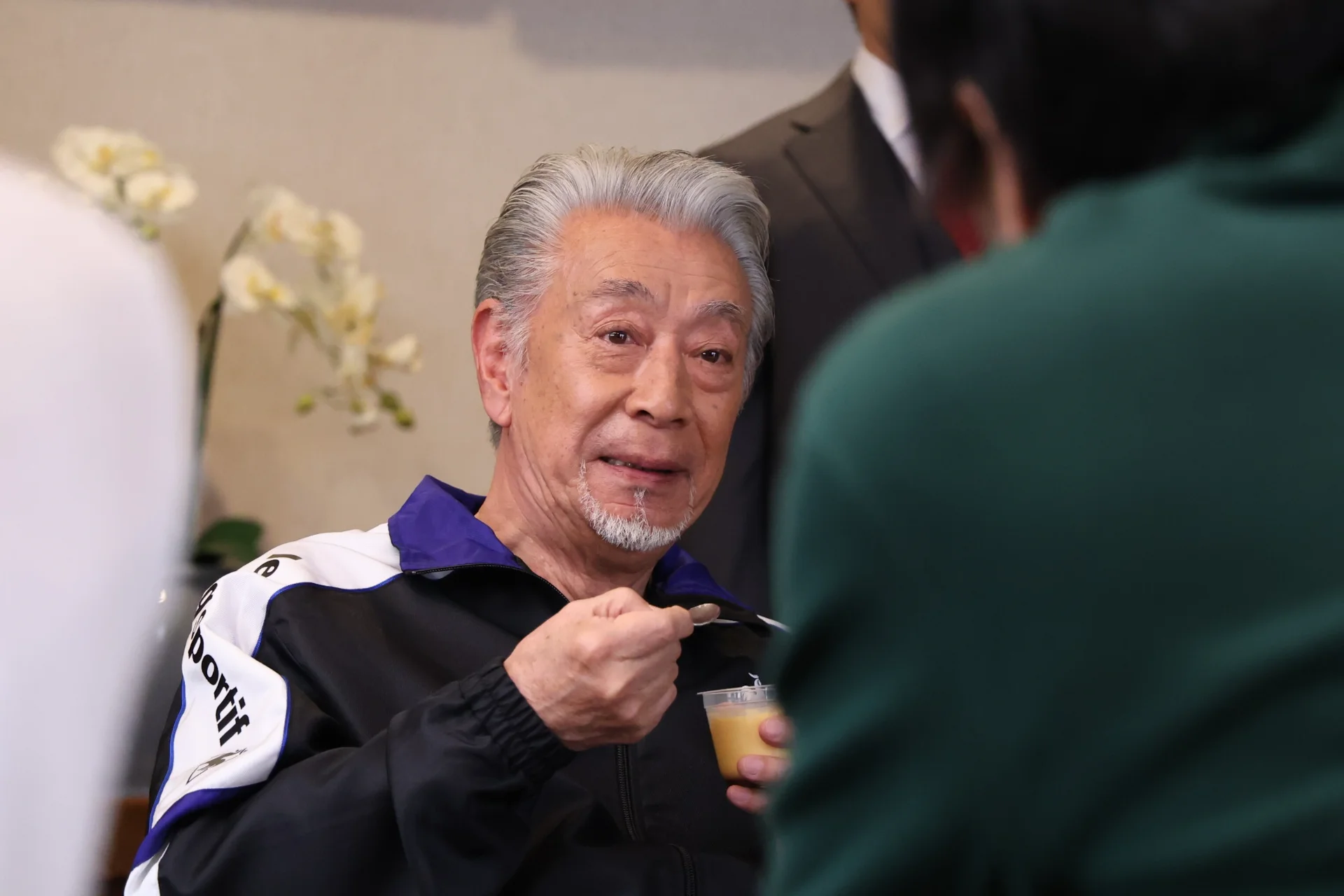 お気に入りの「なつかし濃厚プリン」を食べる大物代議士・加賀見(高田純次)©フジテレビ