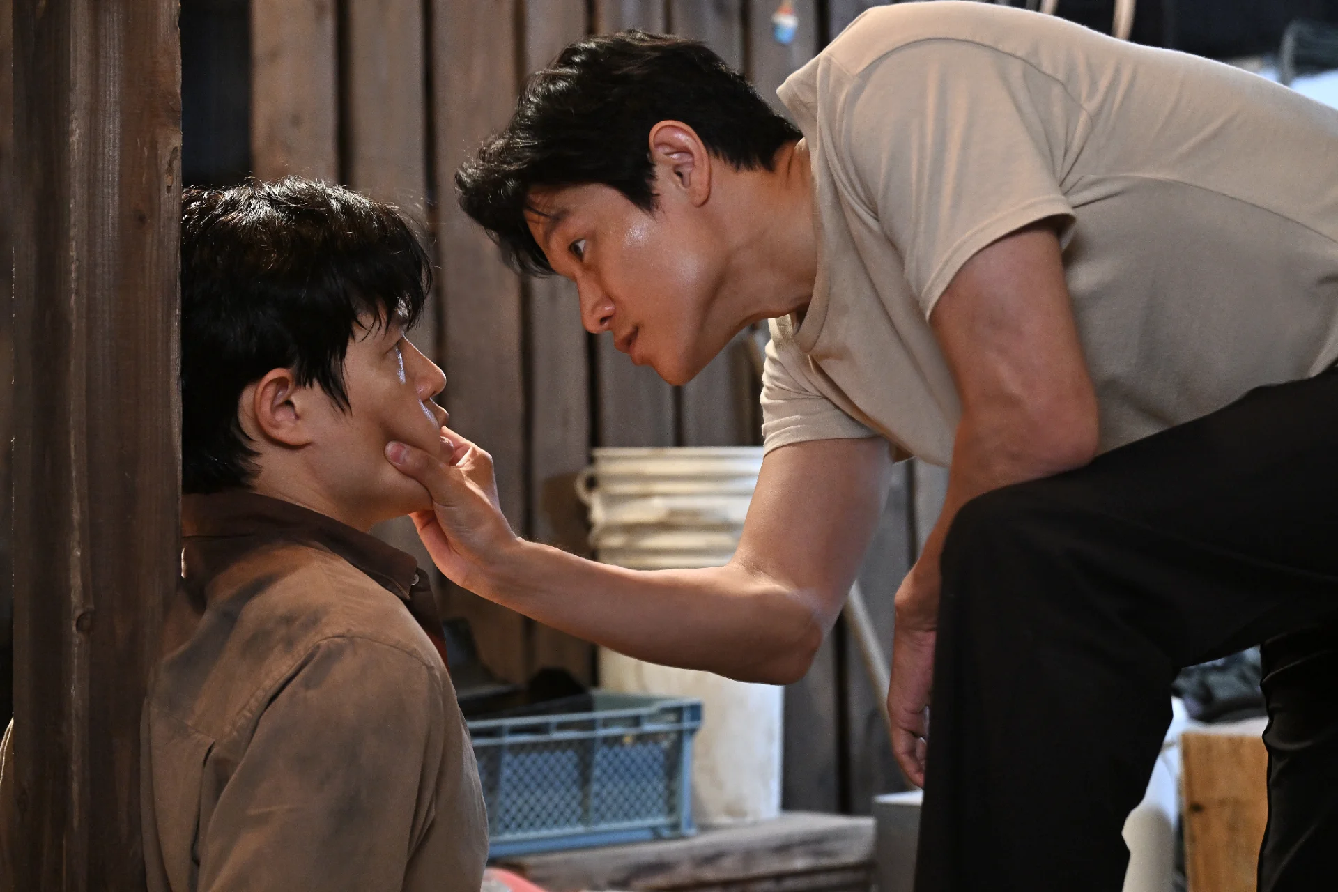 2人の鈴木亮平が触れ合う驚きのシーンもあった第5話©TBS