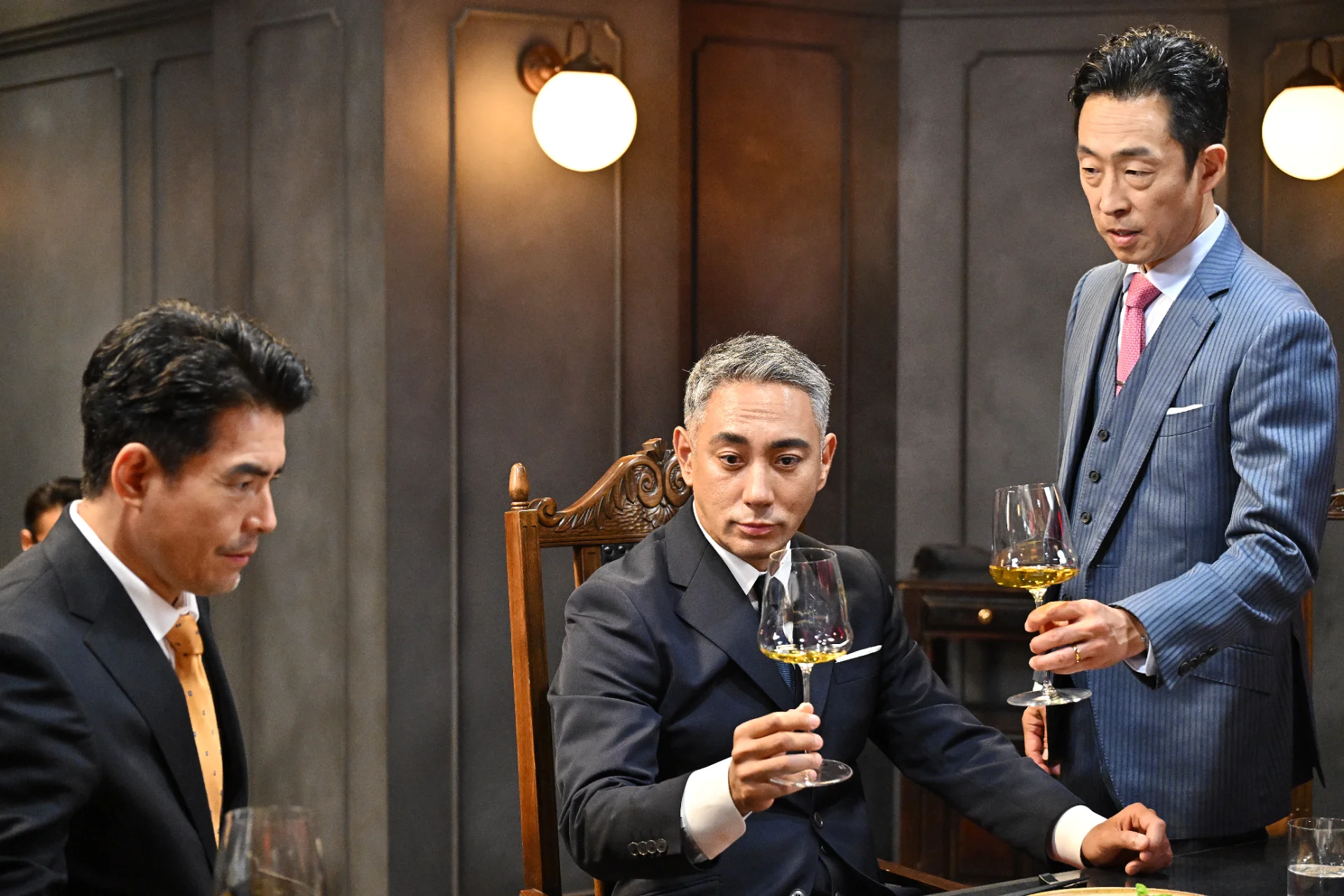 監察官・真北正親（伊藤英明）は政治家・真北弥一（市川團十郎）の弟で合六のスパイだった©TBS