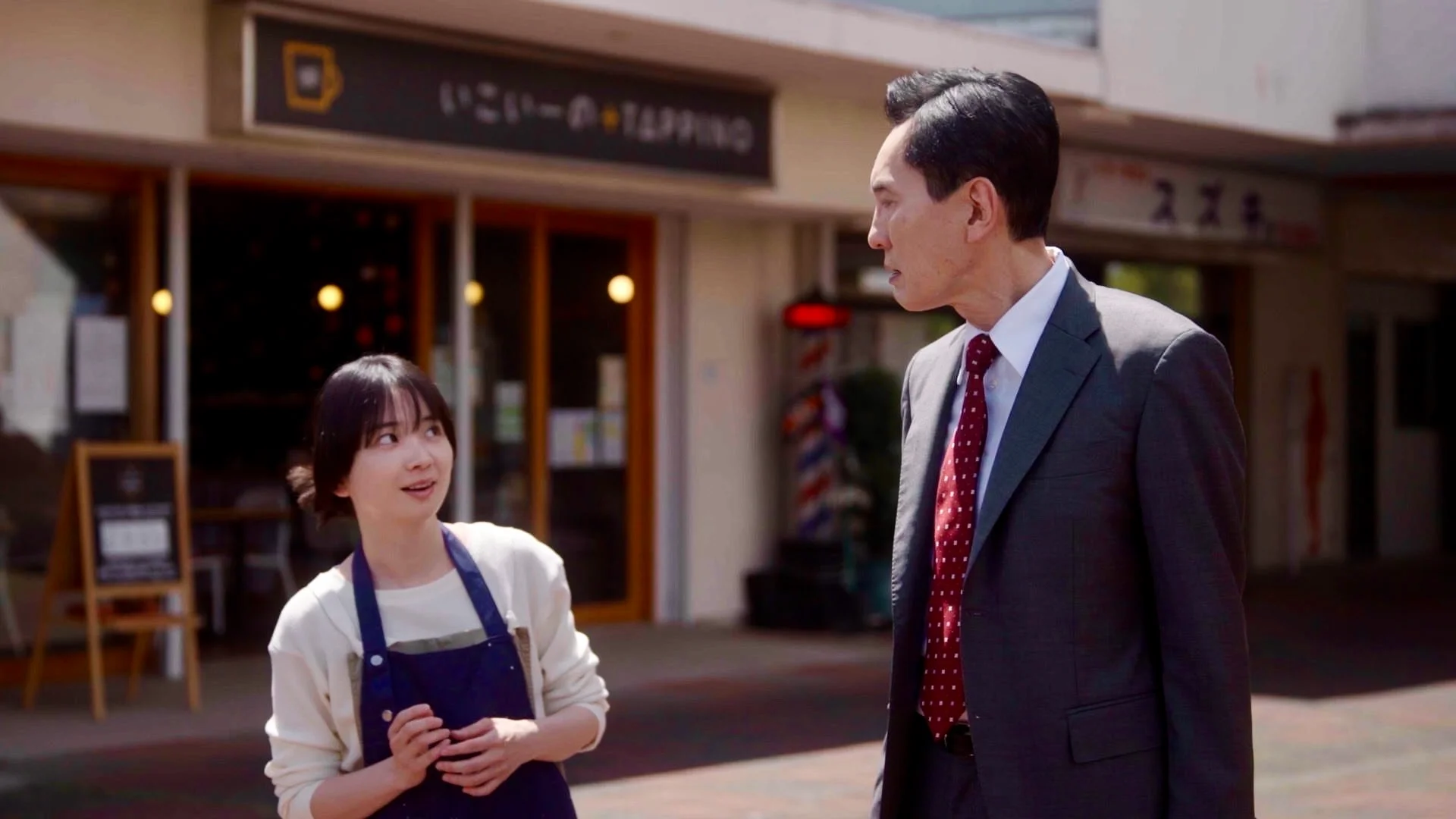会社員・伊藤美紀(福地桃子)に作品を案内してもらう五郎©テレビ東京